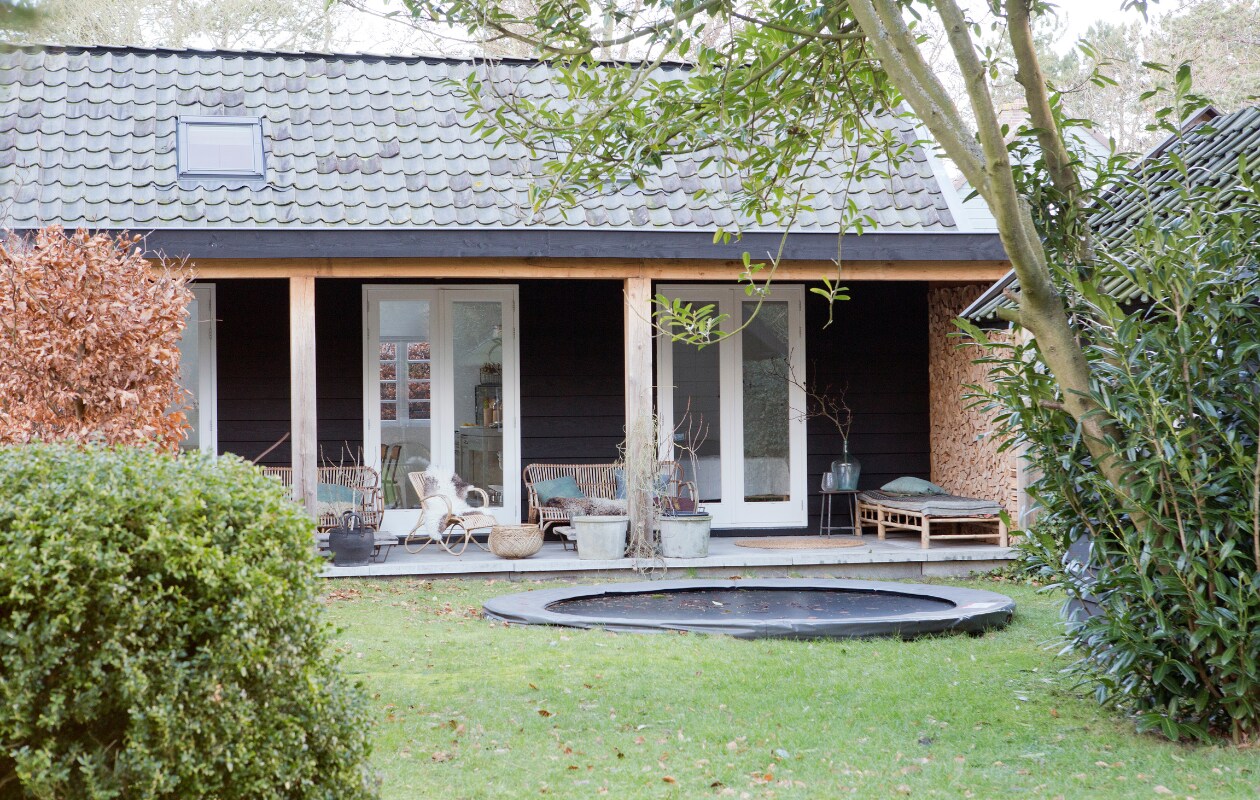 Dakpannen via Marktplaats. Haardblokken Openhaardhout Gigant. Daybed Tine K Home. Sprei I Am Jai. Sisal mat Madam Stoltz. Industriële kruk, windlicht, gevlochten mand l'Etoile. Bank Menno Kroon. Schapenvel en plaid van I Am Jai. Kussen en glazen op tafel Tine K Home. Betontegels Schellevis. vtwonen december 2015 | Fotografie Jeltje Janmaat | Styling Elisabeth Borger