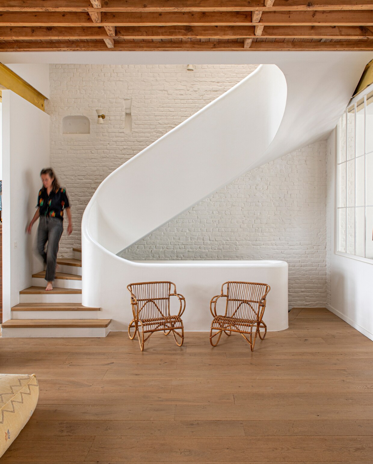 De trap is ontworpen door Eloïse en gebouwd door JDC Renovations. Rotanstoelen gekregen. vtwonen special binnenkijken 03-2023 | fotografie Caroline Coehorst