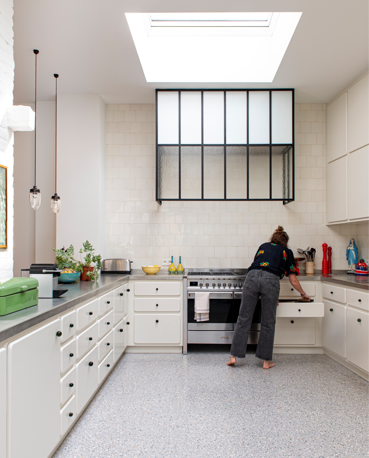Keuken op maat gemaakt, tinnen blad Étains de Lyon. De hanglampen hingen al in het pand. vtwonen special binnenkijken 03-2023 | fotografie Caroline Coehorst