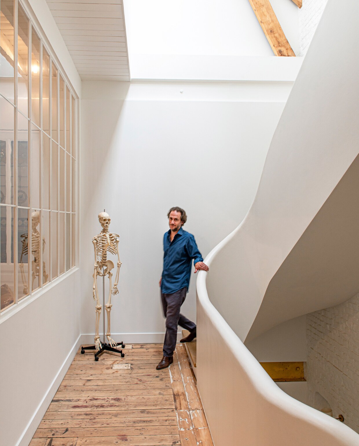 Het skelet, afkomstig uit een Belgisch ziekenhuis, is een cadeau van Eloïses vader, die arts is. vtwonen special binnenkijken 03-2023 | fotografie Caroline Coehorst