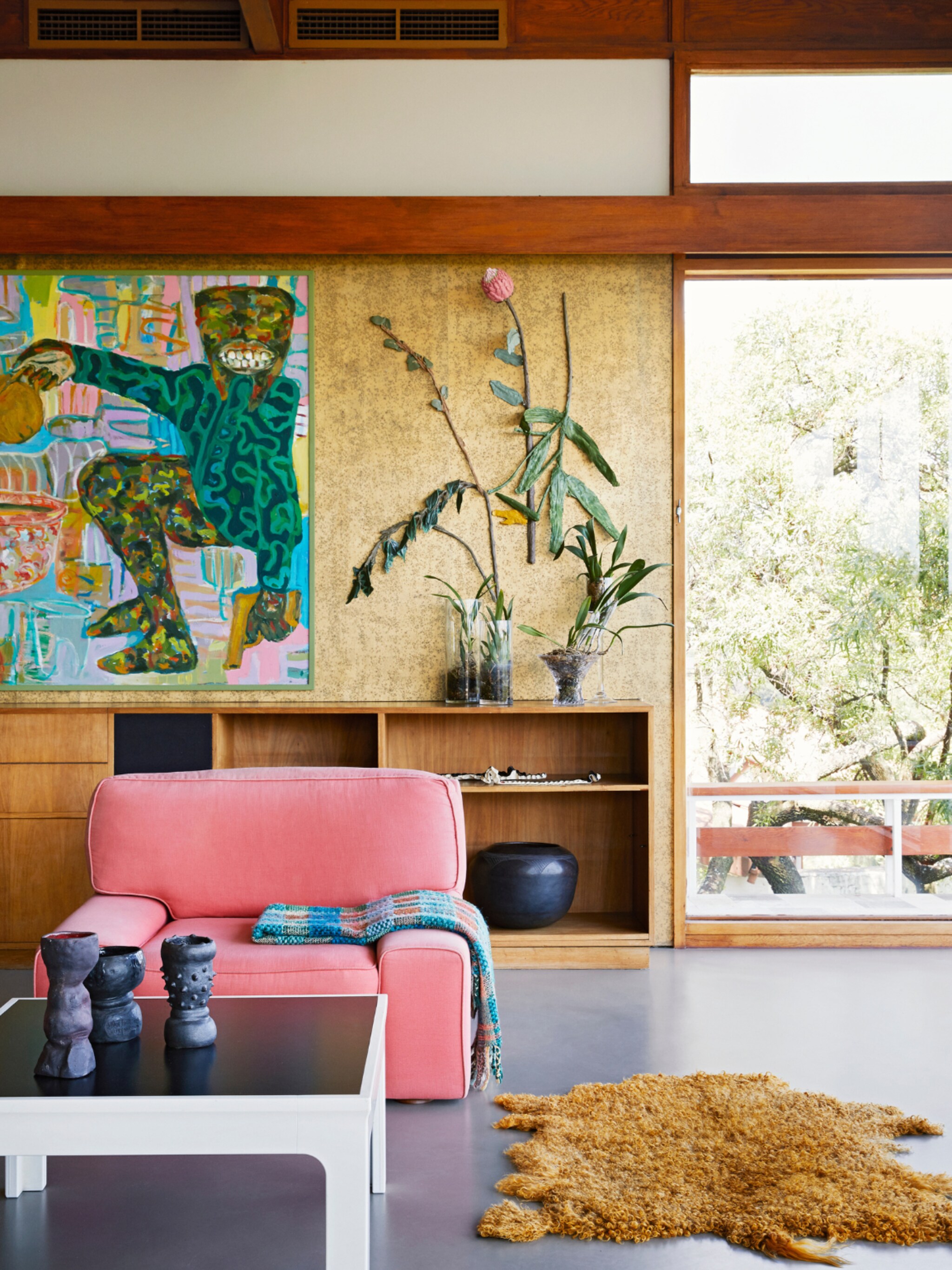 binnenkijken in kleurrijke en kunstzinnige villa in zuid afrika
