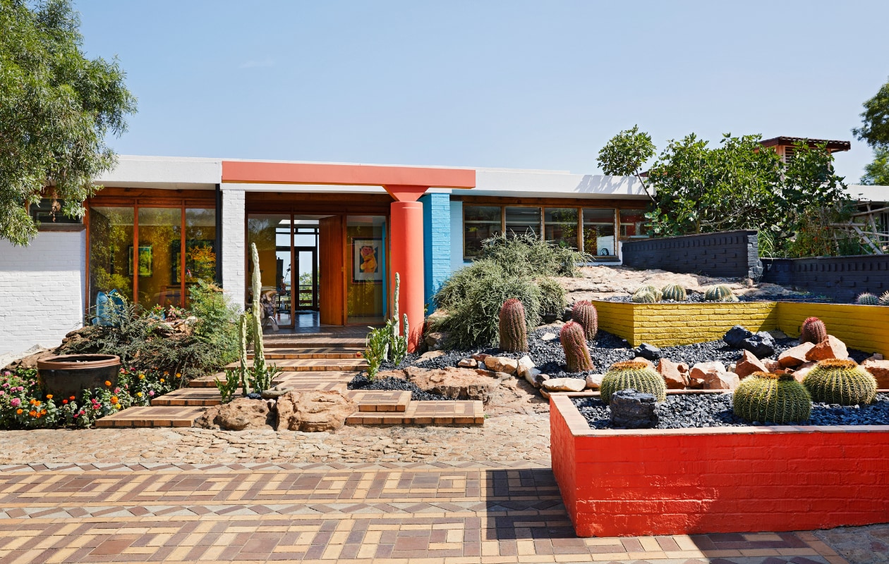 Door de glazen voordeur is goed het waanzinnige uitzicht aan de achterkant van het huis te zien. vtwonen special binnenkijken 06-2022 | productie BUREAUX | styling Sven Alberding | fotografie Elsa Young