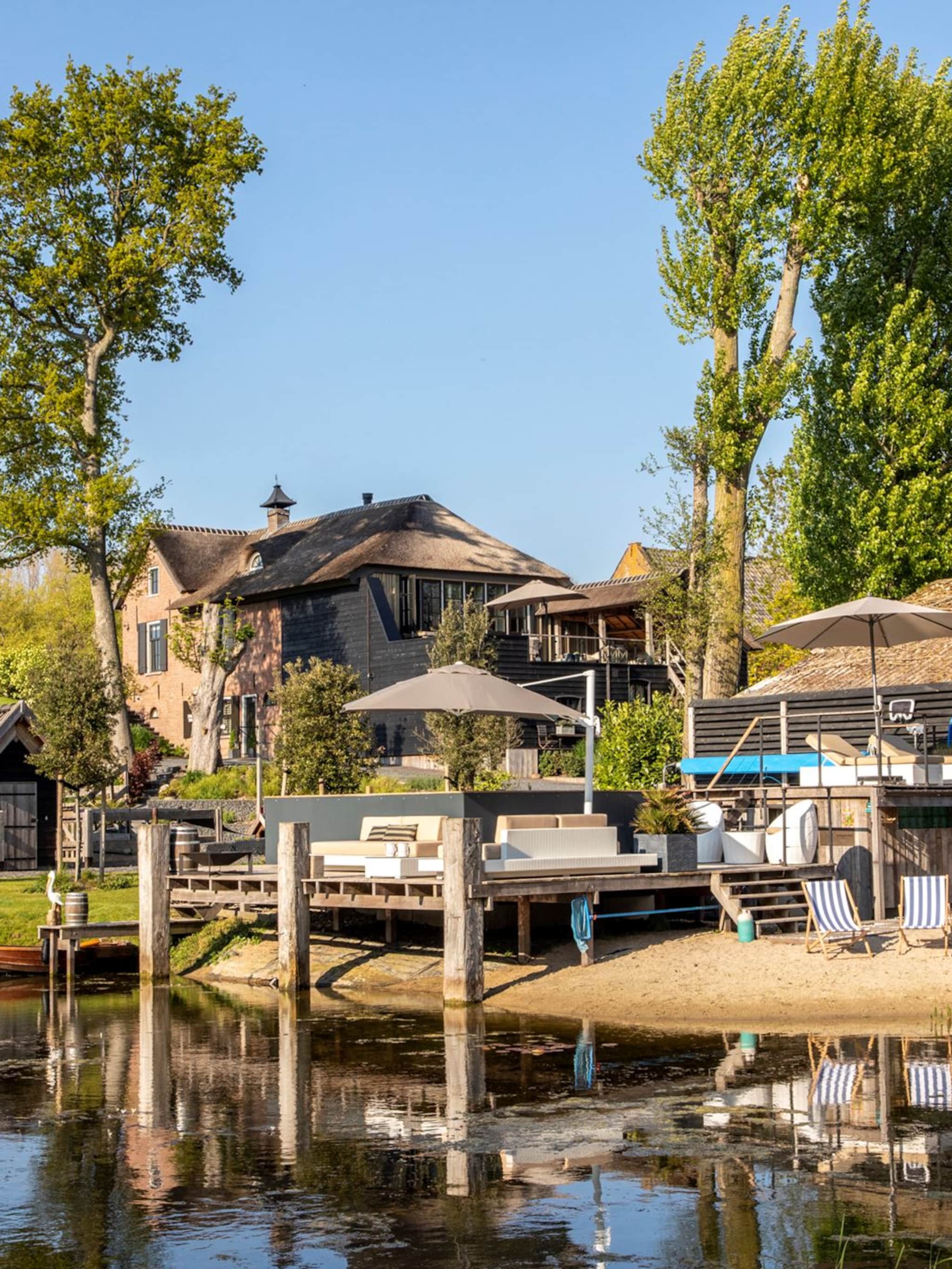 gespot landelijke luxe in deze dijkwoning met privestrand