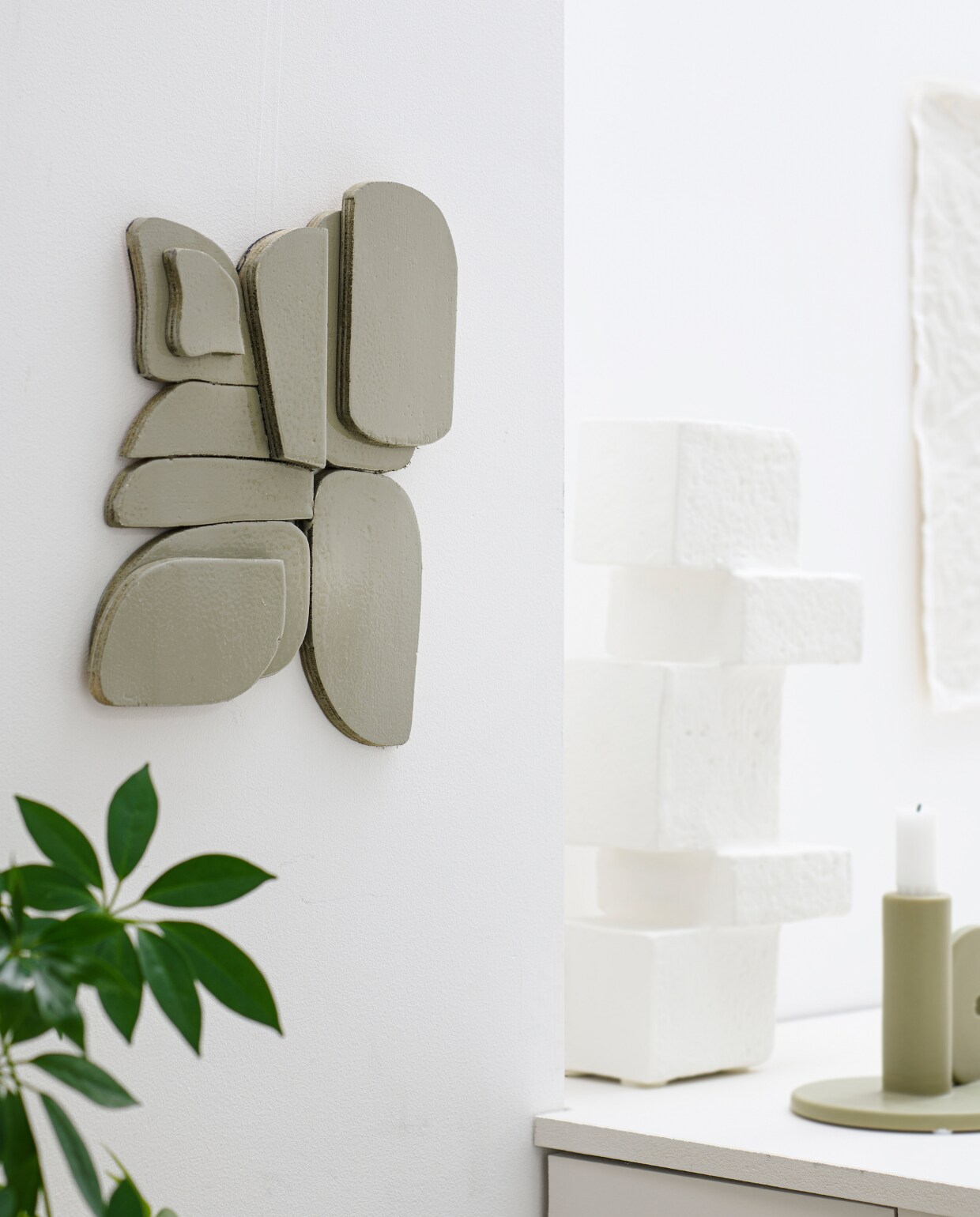 Ecomix ornament van vtwonen, 14x10x36 cm (lxbxh) € 49,95, aardewerken kandelaar Dappled in Spray Green van Urban Nature Culture € 21,95 (vtwonen.be/shop). Overig privébezit. vtwonen 06-2023 | styling Kelly van gendt | fotografie Louis Lemaire