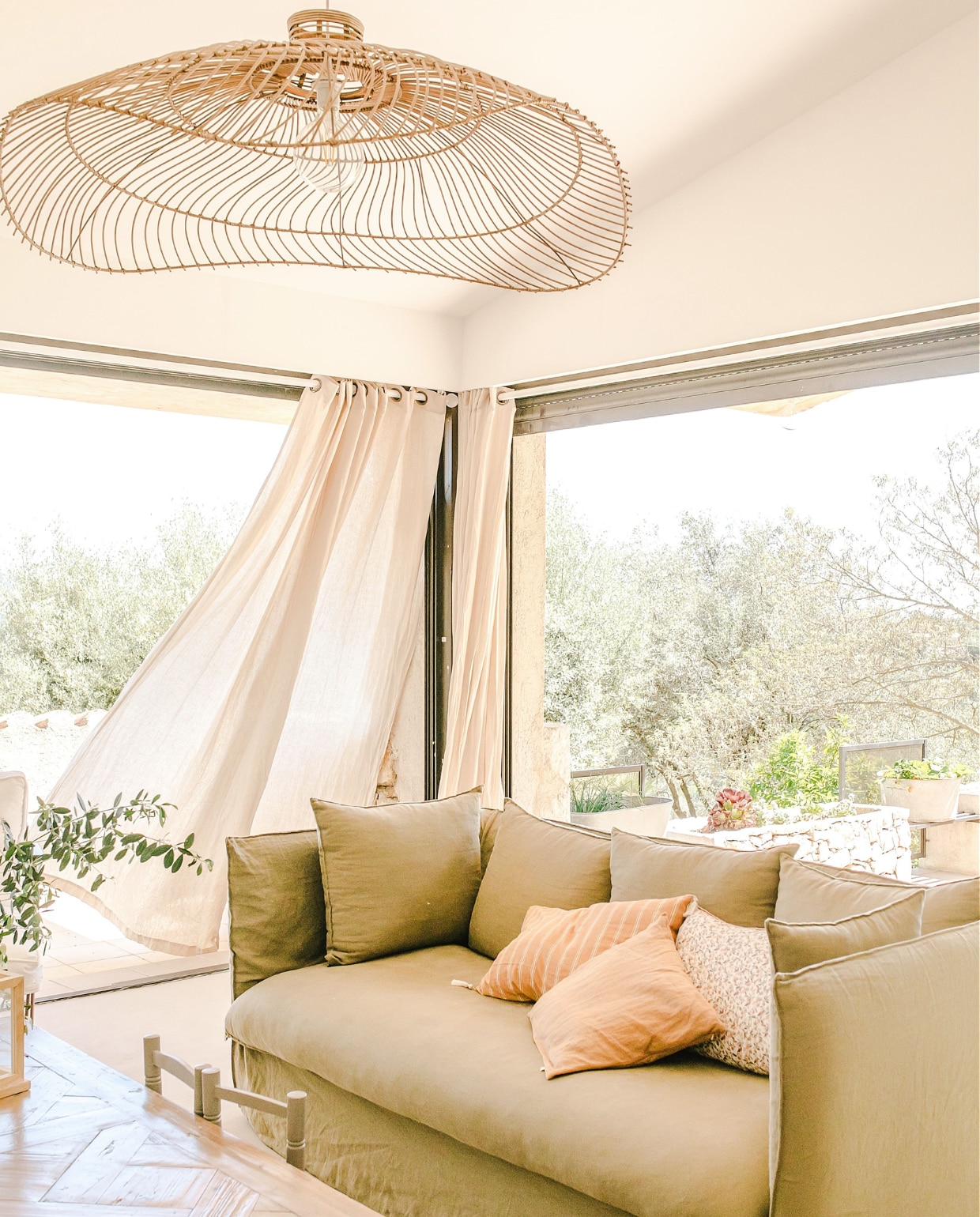 Bank en tafel Maisons du Monde. Lamp Høgen. Linnen gordijnen La Redoute. Overig onbekend. vtwonen special binnenkijken 171-2022 | productie The Sisters Agency | fotografie en styling Marta Puglia