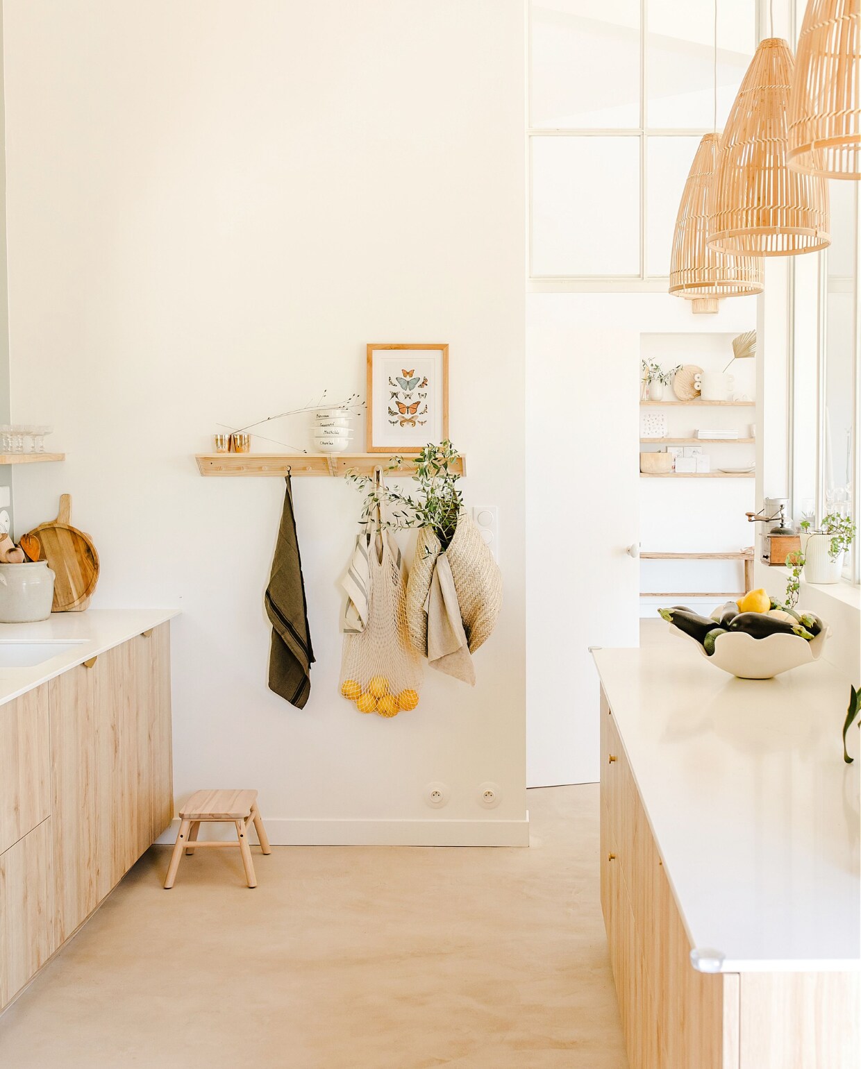Hanglampen Søstrene Grene. Keuken van Schmidt uitgevoerd in eikenfineer, werkblad quartz composiet, messing knoppen. Vloer beton-ciré. vtwonen special binnenkijken 171-2022 | productie The Sisters Agency | fotografie en styling Marta Puglia