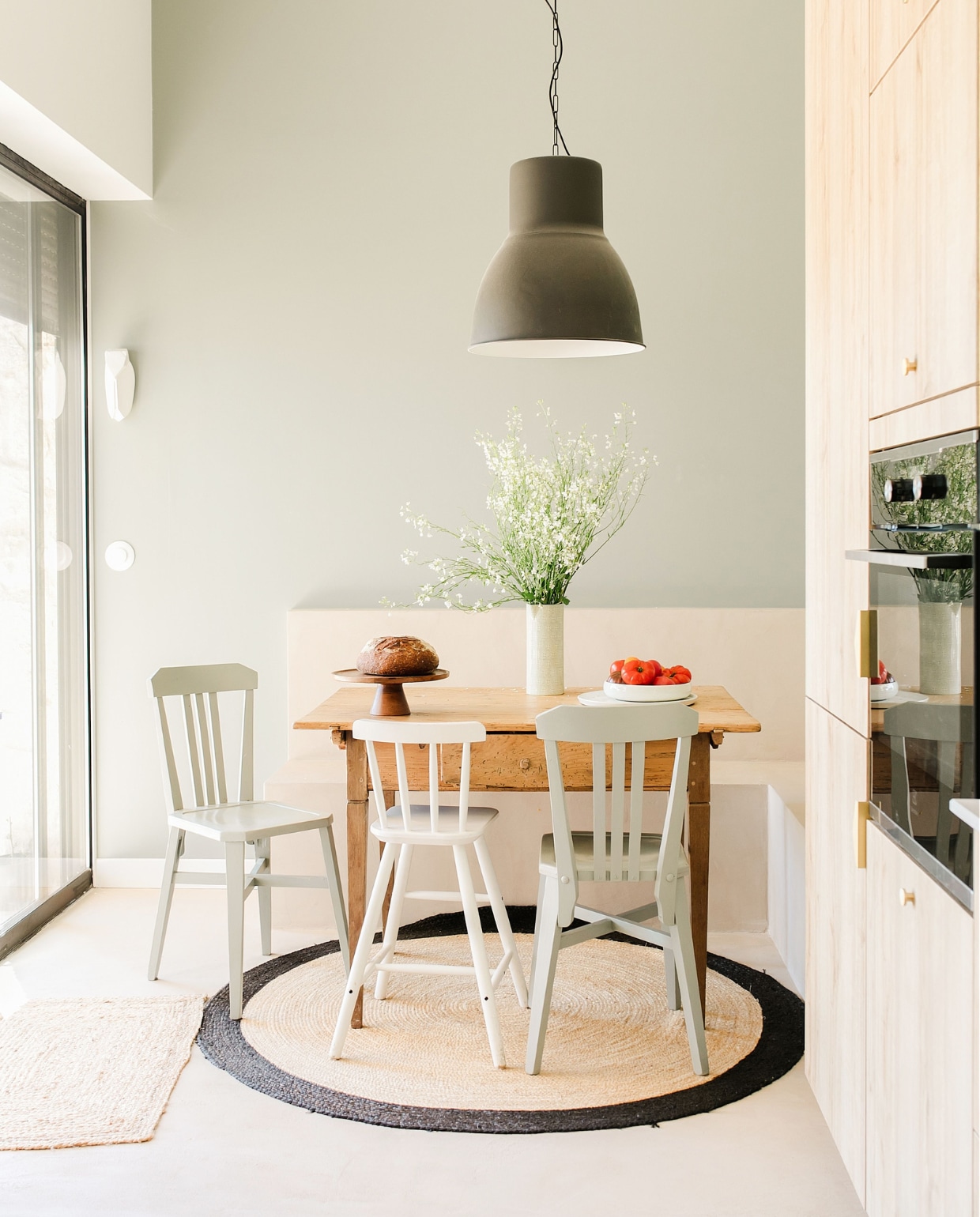Tafel tweedehands. Kinderstoel en lamp Ikea. Oude keuken­stoelen uit de familie. Kleur stoelen en wand Pigeon van Farrow &amp; Ball. Vloerkleed Cyrillus. Overig onbekend. vtwonen special binnenkijken 171-2022 | productie The Sisters Agency | fotografie en styling Marta Puglia