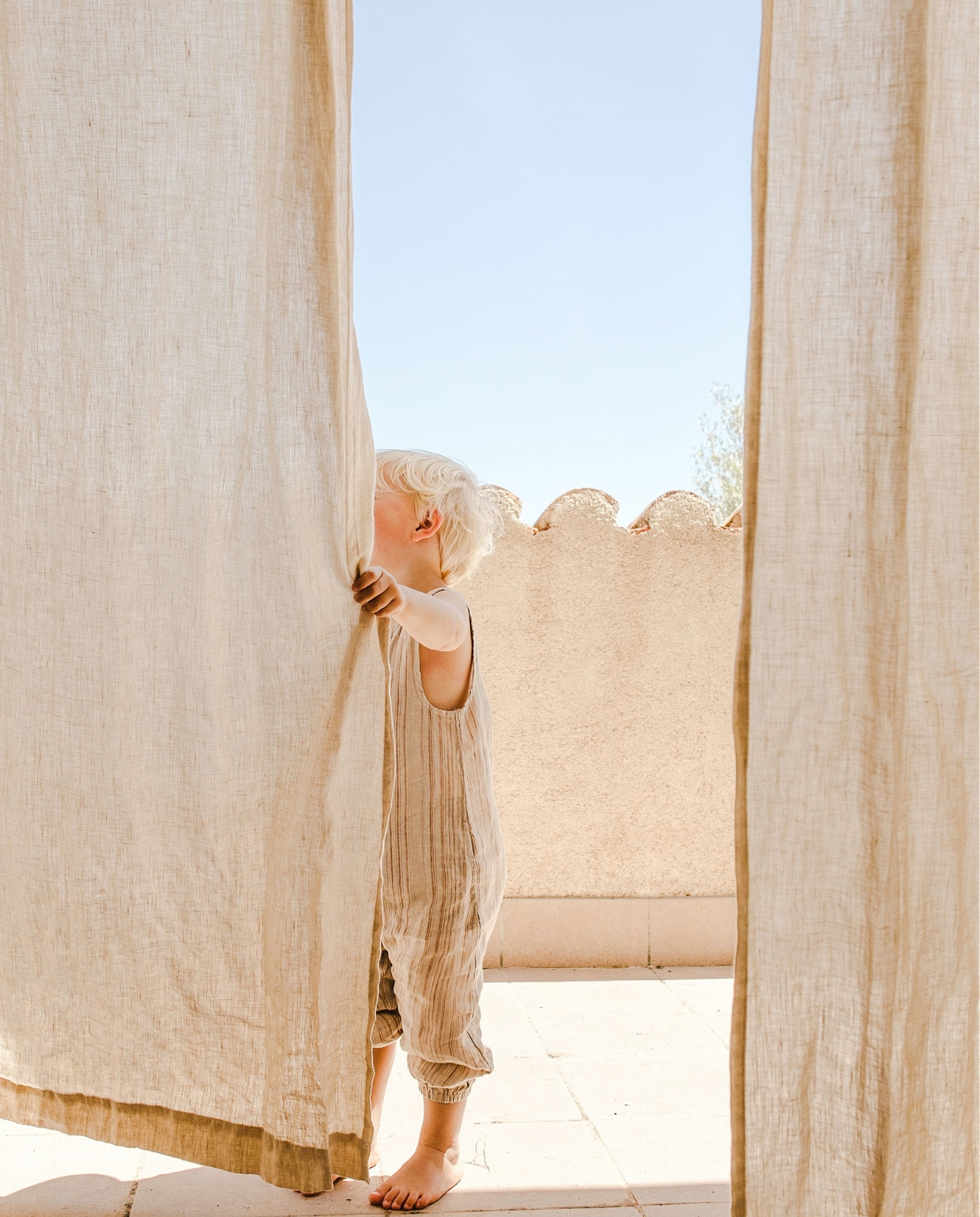 Linnen gordijnen La Redoute. vtwonen special binnenkijken 171-2022 | productie The Sisters Agency | fotografie en styling Marta Puglia