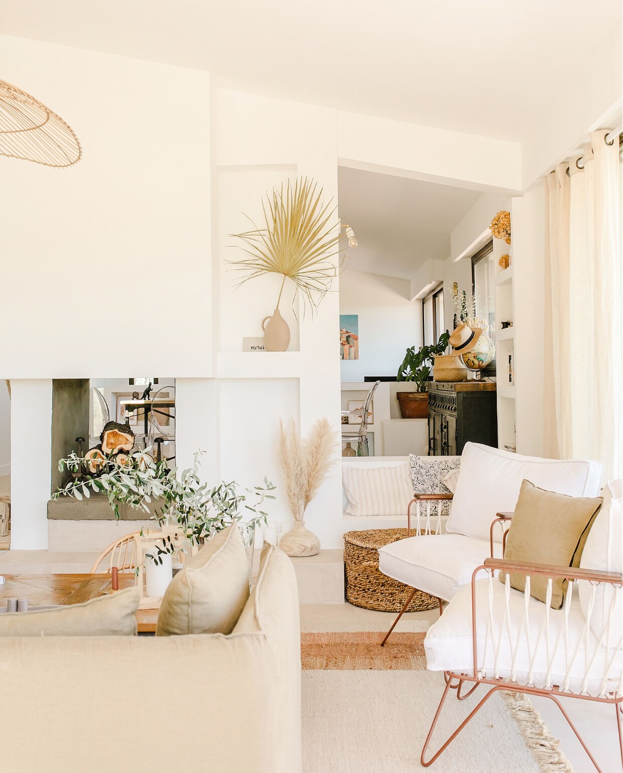 Bank en koffietafel Maisons du Monde. Stoelen Croisette Honoré. Gordijnen La Redoute. Vloerkleed Gabrielle Paris. Overig onbekend. vtwonen special binnenkijken 171-2022 | productie The Sisters Agency | fotografie en styling Marta Puglia