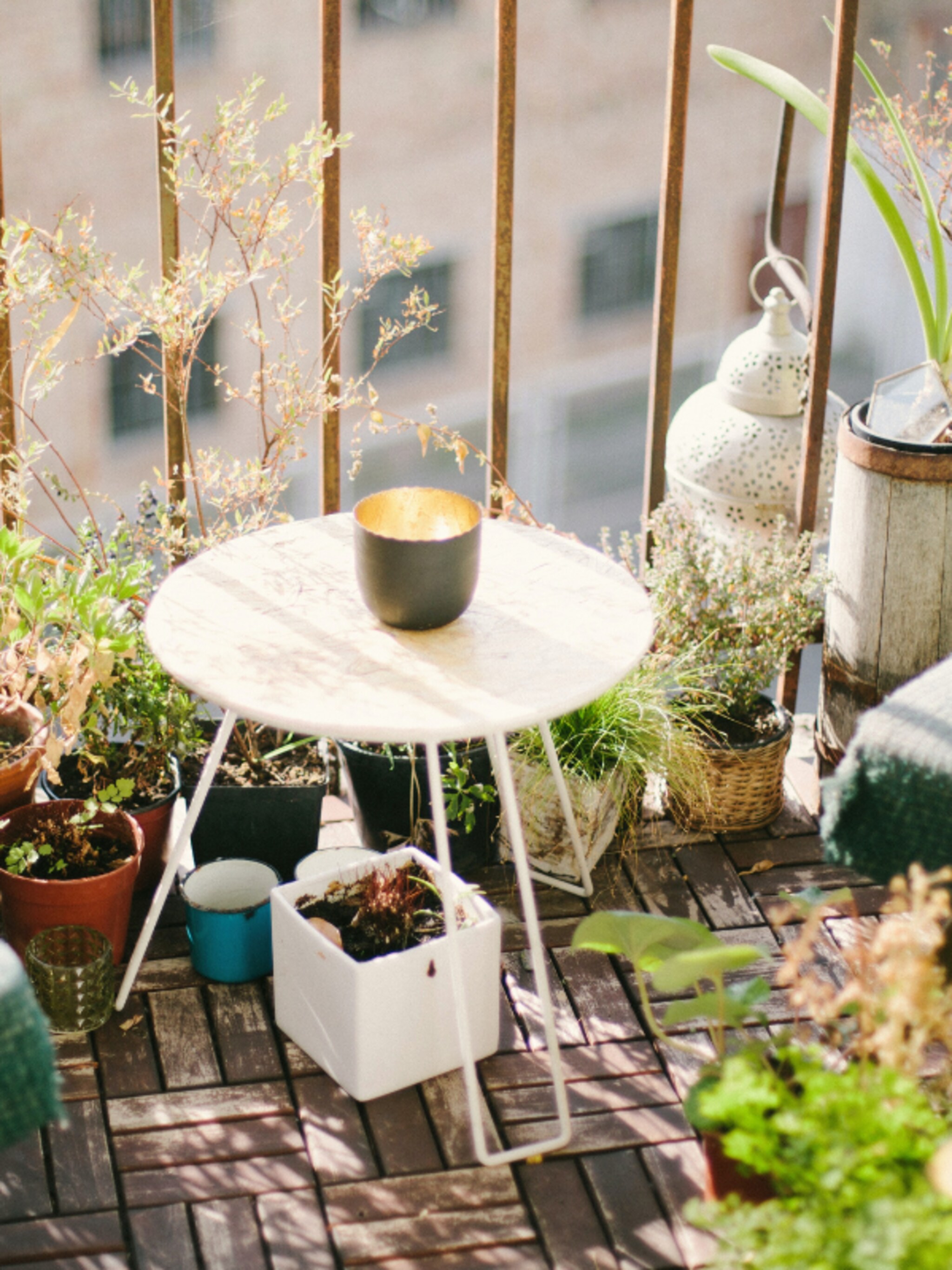 uitgebreid tafelen op je balkon zo kies je de beste balkontafel