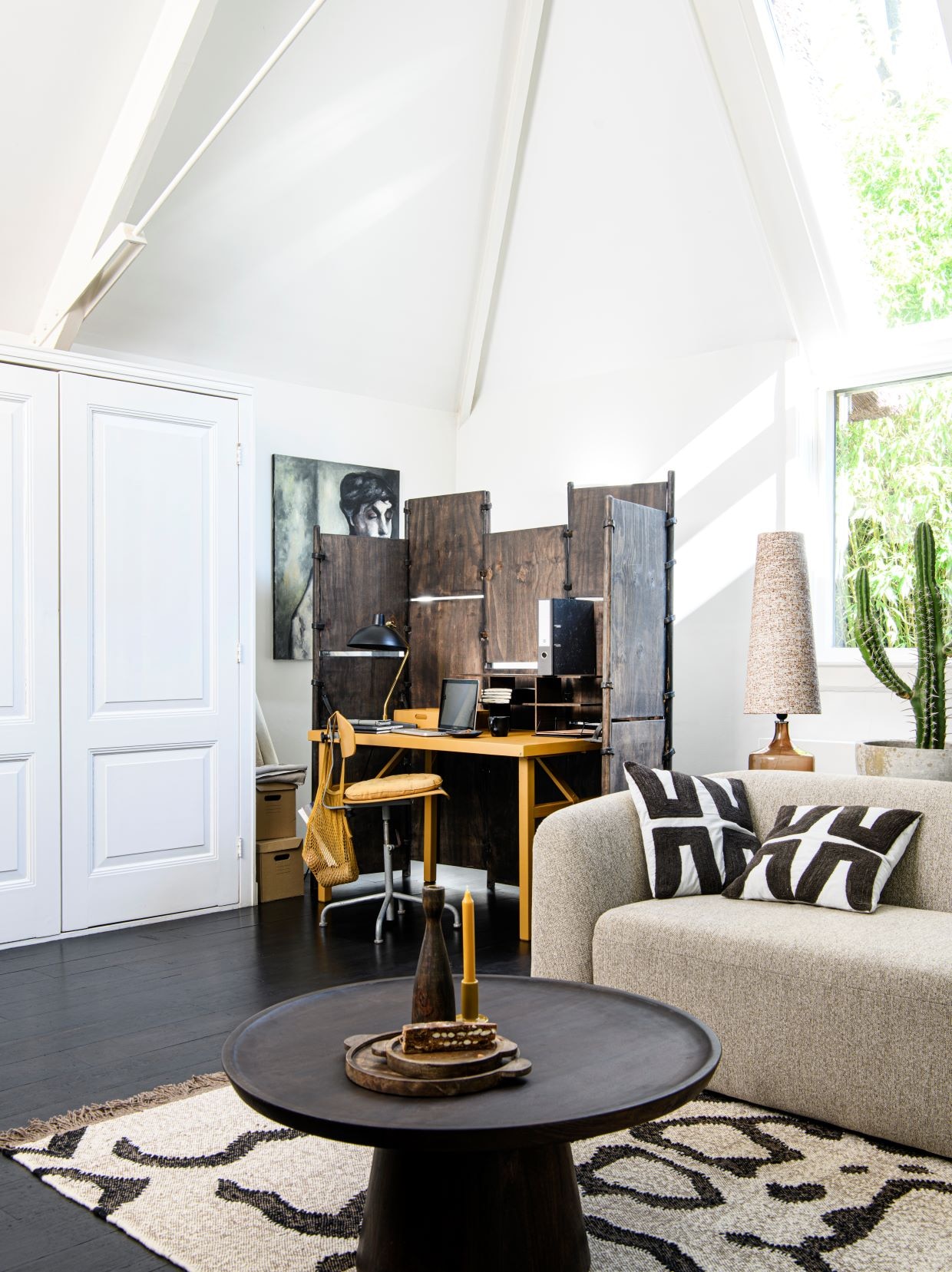 Hoekbank rechts Sloping in naturel melange van BePureHome € 1749,-, sierkussen Isla boorduur van Woood, 45x45 cm (bxh) € 39,95 (basiclabel). Trigon kussen van Bepurehome met print zwart/ mosterd, 40x60 cm (bxh), mango/walnoot houten salontafel Coffee a Gogo van vtwonen € 499,-, houten set van twee dienbladen € 49,95, kandelaar Rosa van Woood, hout 28 cm € 24,95 en 22 cm € 15,95 (basiclabel). Wol met katoen vloerkleed Ayaan, 170x240 cm (bxh) € 429,-, ijzeren bureaulamp Devi, 28x52 cm € 159, (dutchbone.com). Dinerkaars Curry 18 cm € 0,79 (dille-kamille.nl)In achtergrond; Uniek zesdelig kamerscherm, prijs op aanvraag, bureautafel prijs op aanvraag (com-anders.nl) geschilderd met Carazzo lak in kleur Old Ochre, per liter € 77,30 (pure-original.com). Rekje, prijs op aanvraag, vintage bureaustoel prijs op aanvraag (com-anders.nl). Okergeel stoelkussen, rond € 12,95, geel katoen nettasje, € 7,95 (dille-kamille). Styling Marit Saladini | Fotografie Louis Lemaire | Assistentie Rosa van Schie, Kiki de Koning | Met speciale dank aan: com-anders.nl