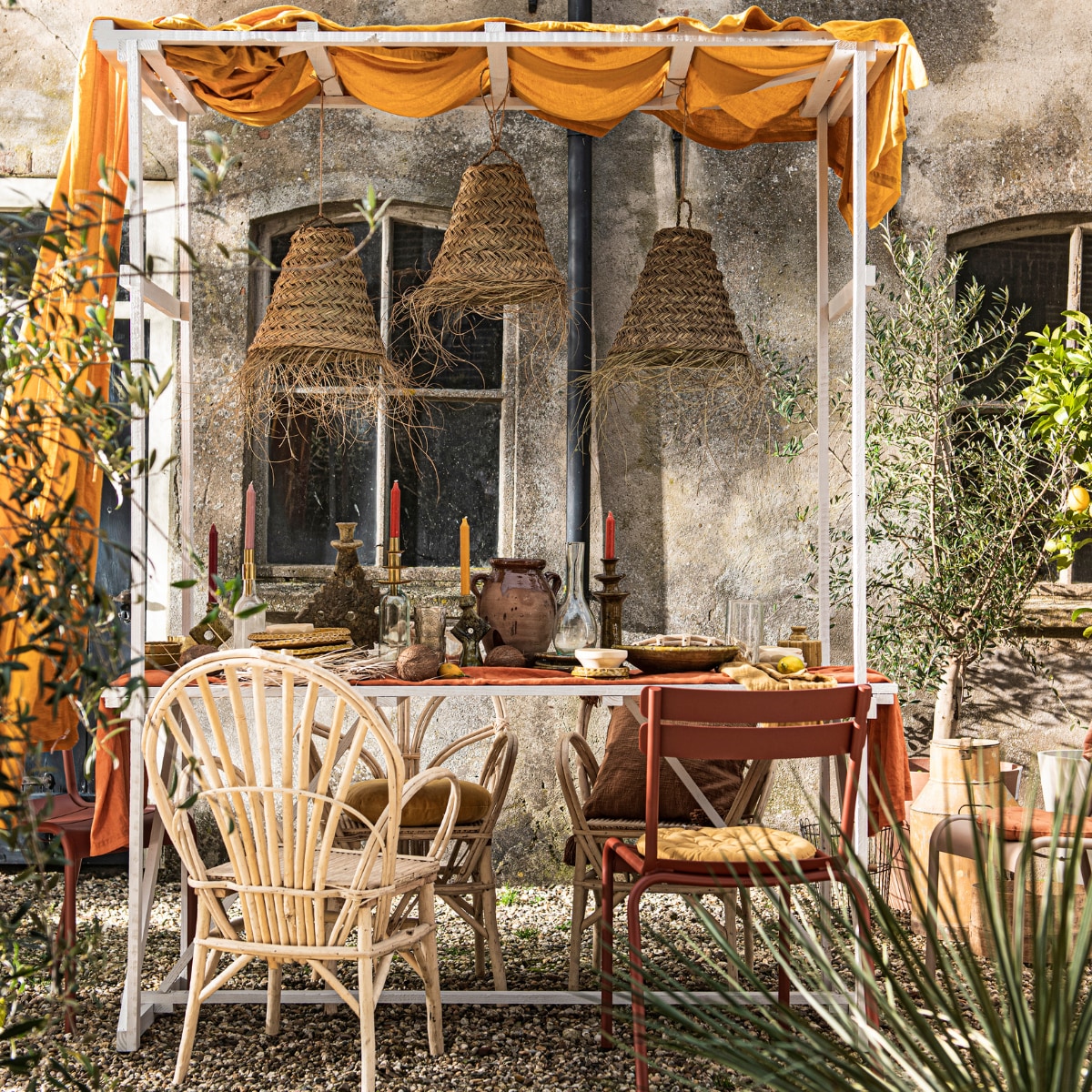 Tafelkleden, per stuk € 39,99 (hm.com). Tuinstoelen in kleuren Red Ochre en Nutmeg, per stuk € 225,- (dacks.nl). Wilgenhouten stoelen, per stuk € 139,-, zeegras hanglampen, per stuk € 69,-, fleskandelaar, per stuk vanaf € 16,95, keramieken kandelaren, per stuk vanaf € 25,-, kommen per stuk € 11,-, borden per stuk vanaf € 18,-, terracotta pot € 57,50, glazen karaf, per stuk vanaf € 17,95, houten schaaltjes, per stuk € 12,95, gele keramieken schaal € 47,- (householdhardware.nl). Stoelkussens in geel en oranje, per stuk € 12,95, rond velours kussen € 16,95 (dille-kamille.nl). Gele en grijze glazen, per stuk vanaf € 6,95, okergeel keramieken potje € 12,95 (loods5.nl). Gele melkkan, vanaf € 45,- (burbri.nl). Houten teil € 15,- (vandijkenko.nl). Betonlook potten van Ecopots Amsterdam, per stuk vanaf € 35,99 (vtwonen.nl). Planten en bomen (greenlifestylestore.nl) vtwonen Tuin Special 02 | Productie Corrien Flohil | Ontwerp en uitvoering Johan Snoodijk | Styling Danielle Verheul | Fotografie Sjoerd Eickmans