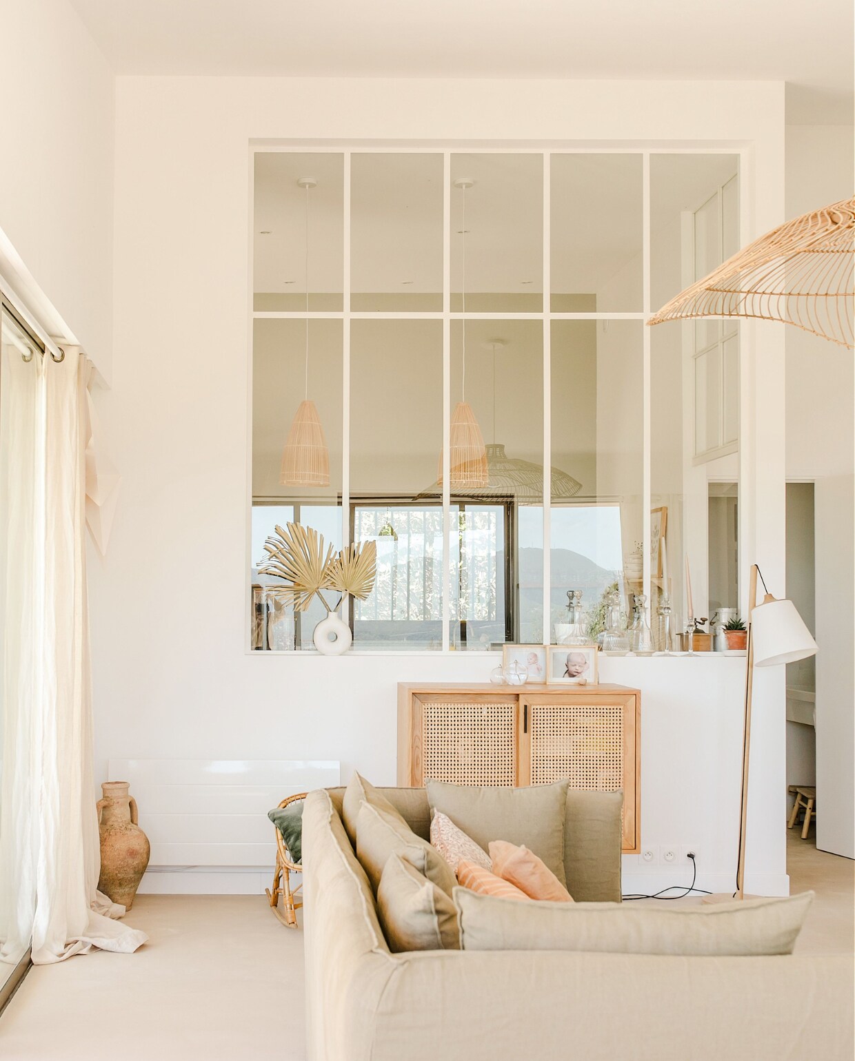 Bank Maisons du Monde. Kastje La Redoute. Vloerlamp Muuto. Hanglamp Høgen. Overig onbekend. vtwonen special binnenkijken 171-2022 | productie The Sisters Agency | fotografie en styling Marta Puglia
