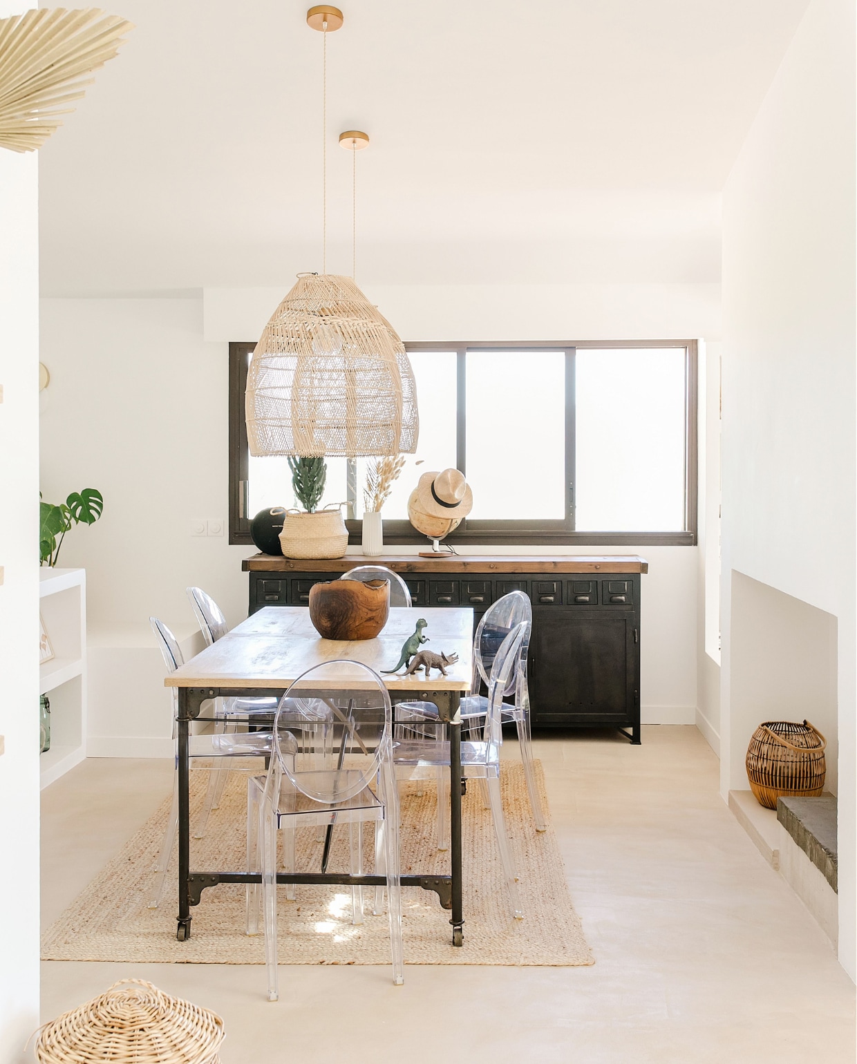 Tafel Maisons du Monde. Stoelen Ghost Kartell. Buffetkast vintagevondst. Vloerkleed Zara Home. Lampen Le Petit Florilège. Overig onbekend. vtwonen special binnenkijken 171-2022 | productie The Sisters Agency | fotografie en styling Marta Puglia