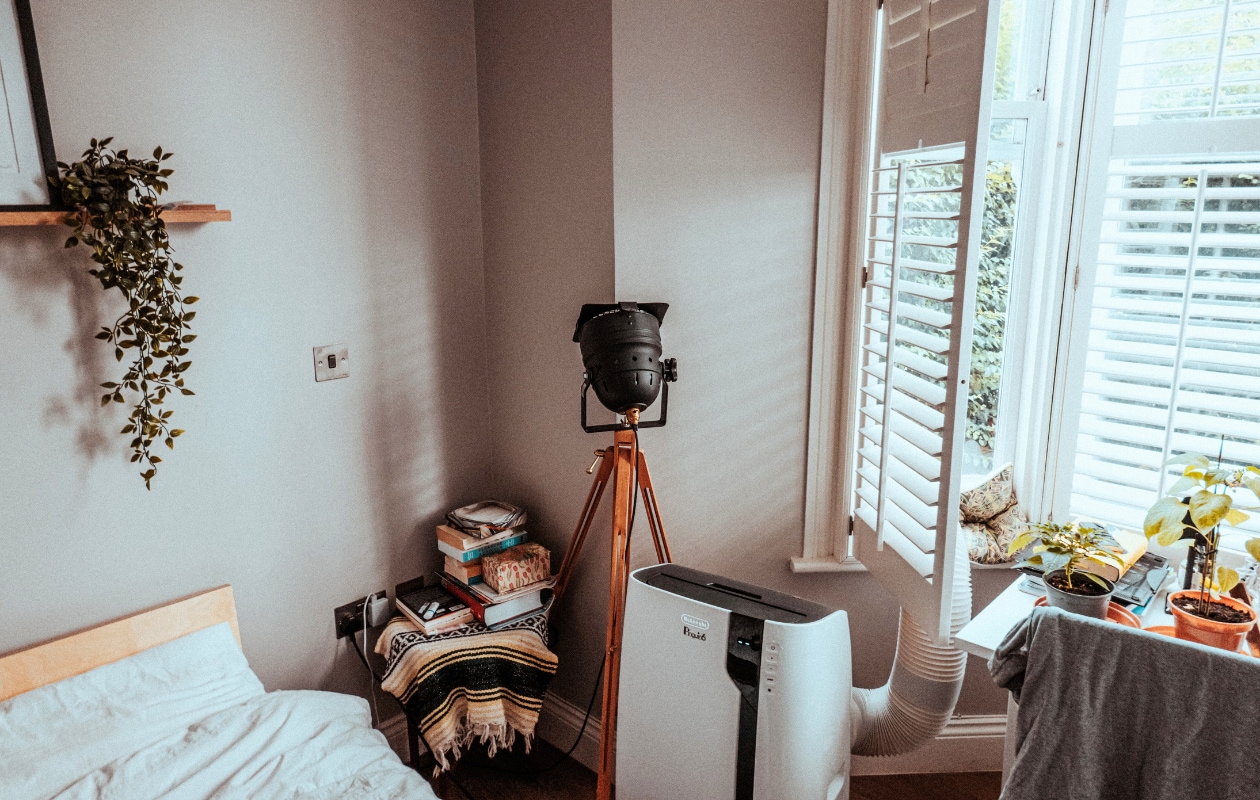 Slaapkamer airco bij het raam Unsplash