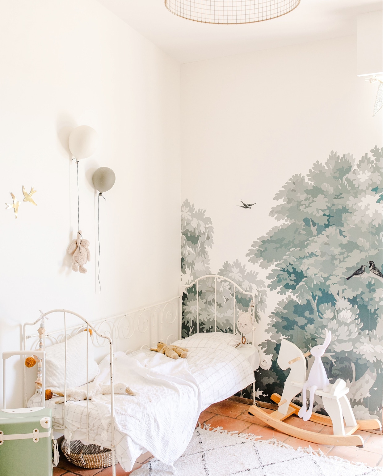 Bed tweedehands. Beddengoed Cam Cam Copenhagen. Behang Dream Forest van Les Dominotiers. Overig onbekend. vtwonen special binnenkijken 171-2022 | productie The Sisters Agency | fotografie en styling Marta Puglia