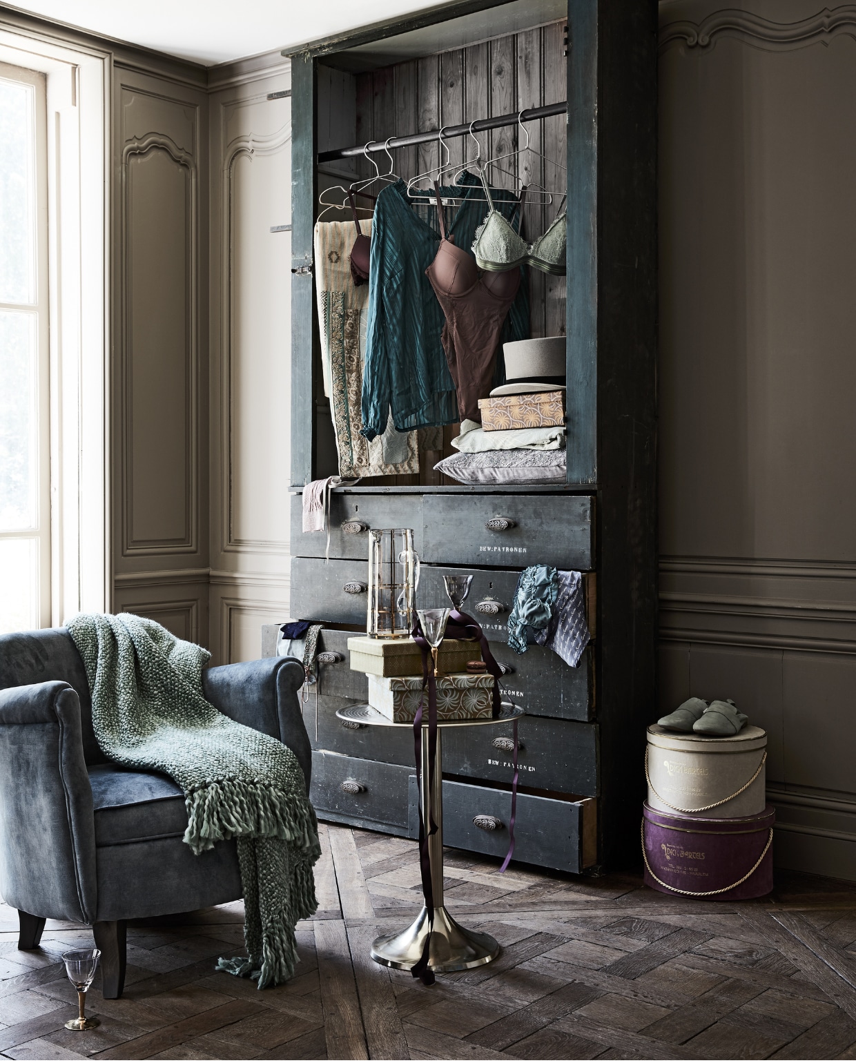 Kast 225x125 cm (hxb) € 800,- (burbri.nl). Goudkleurige salontafel Inez van Rivièra Maison € 139,- (vtwonen.nl). Plaid groen € 55,-, groene beha Love Stories € 60,-, blauwe onderbroek uit lade € 25,-, blauw broekje met witte tekst Love Stories € 60,-, (maisonnl.nl). Stoel blauw € 395,- (purefurniture.com). Hoedendozen per stuk € 45,-, hoed € 95,- (harlequin-lisse.biz). Kan goudkleurige rand € 65,-, kleine glaasjes set € 125,- (wildschut-antiques.com). Paarse body € 29,99, paarse beha € 19,99, mintkleurige schoenen € 39,99 (hm.com). Jurk aan kledinghanger € 695,-, jurk opgevouwen in kast € 695,- (sukha.nl). Vierkante dozen in kast en op tafeltje vanaf € 18,-, lint paars € 4,- (bungalow.dk). Kussen onderin kast € 45,99, goudkleurige kledinghanger set van 6 € 9,99,-, sokken blauw en roze € 7,99 (zarahome.com). Blauwe blouse privébezit. vtwonen 10-2019 | styling Liza Wassenaar | Fotografie Alexander van Berge