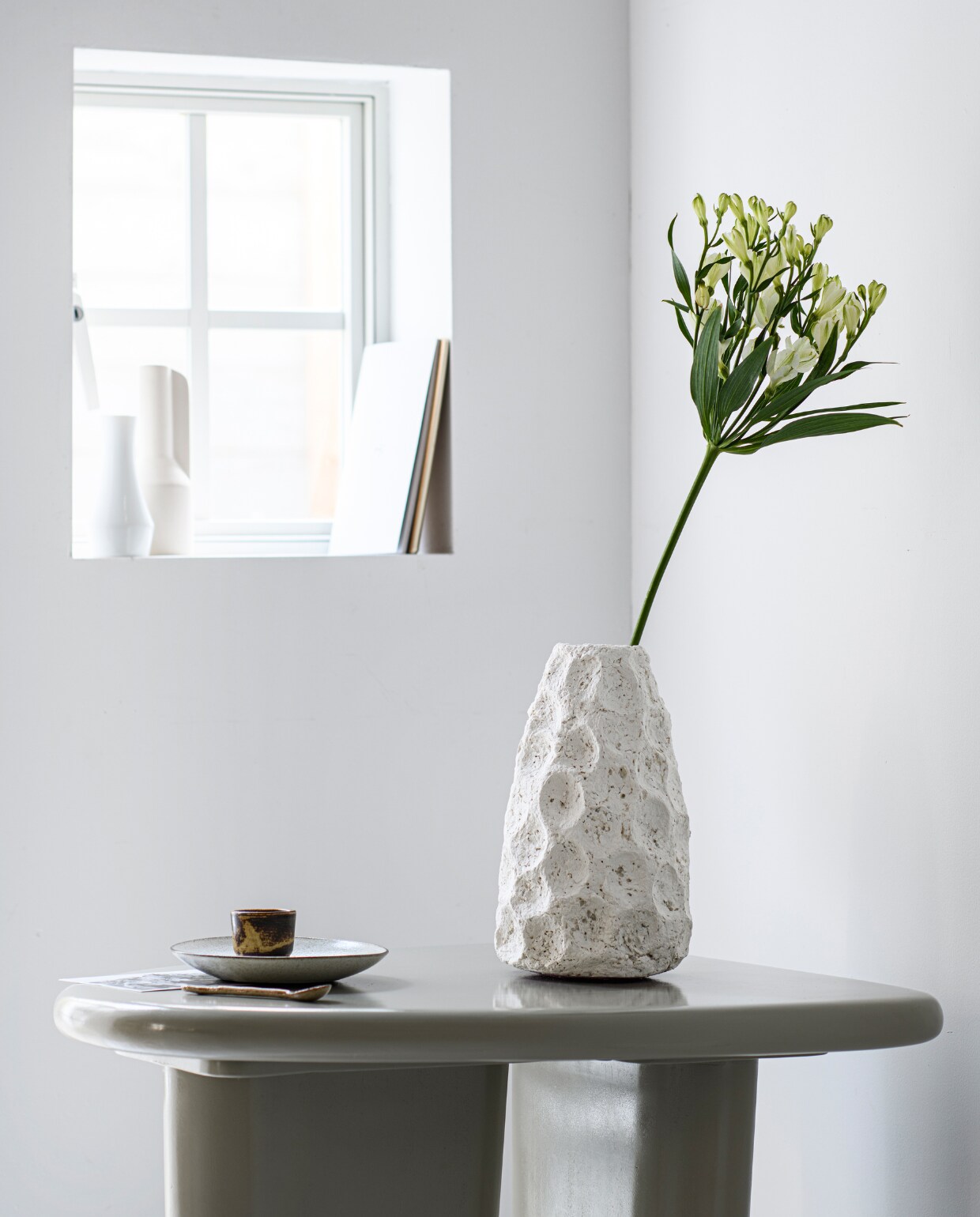 Houten bijzettafel Beach van vtwonen, 64x51x53 cm (bxdxh) € 319,-, stenen kandelaar Falda van Bolia, 7x18 cm (Øxh) € 25,- (vtwonen.be/shop). Overig privébezit. vtwonen 06-2023 | styling Kelly van gendt | fotografie Louis Lemaire