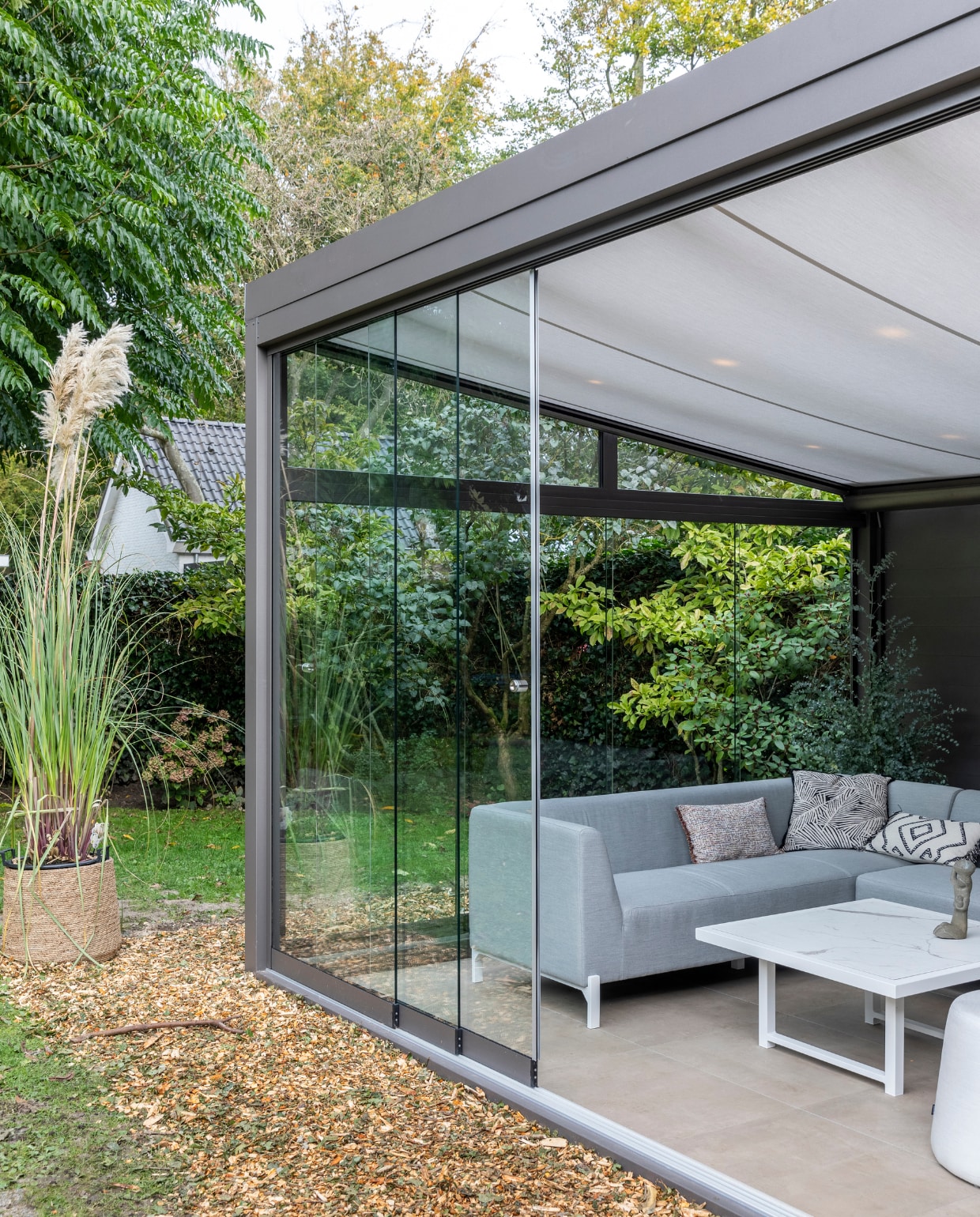 Aluminium tuinkamer van Verasol, prijs op aanvraag, muurverf Sepia Brown/Tiger 29/60740 van Verasol (verasol.nl). Buitentegels Solostone beton Olive, per m² € 64,95 (vtwonen.nl). Loungeset Dion van Hartman € 1864,95, kussen Boaz van Hartman € 29,95, kussen Steffi van Hartman € 29,95, kussen Jungle black van Hartman € 29,95, tafel Sophie van Hartman € 245,94, witte hocker Trapezium van Hartman € 294 (hartman.nl). Overig privébezit. weer verliefd op je huis extra aflevering 5 seizoen 15 | styling Frans Uyterlinde | fotografie Margriet Hoekstra