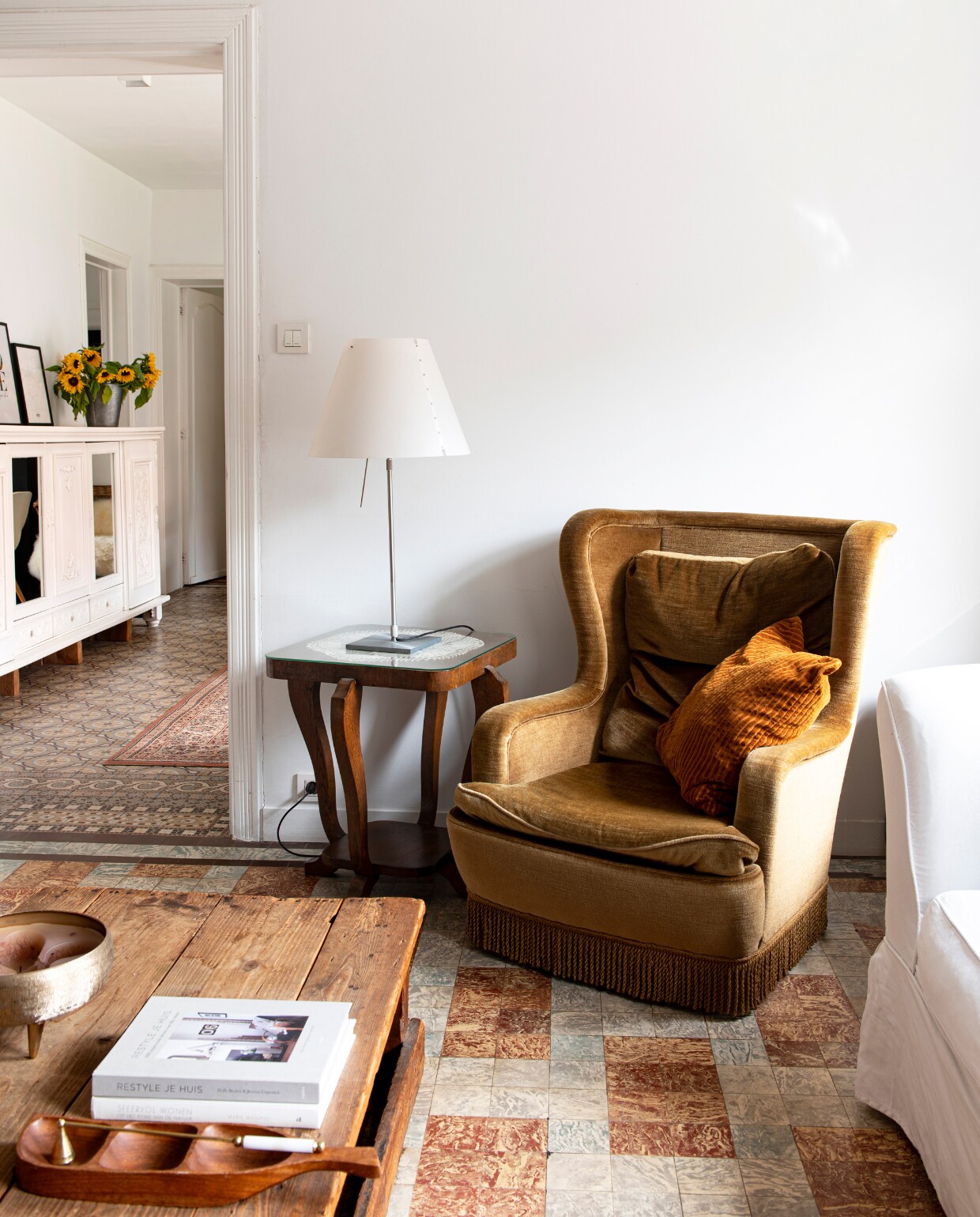 Lamp Costanza van Luceplan, fluwelen kussen Hema, interieurboeken Lannoo, bijzettafel en overig kringloopwinkel. vtwonen 06-2023 | productie De Binnenkijkers | styling Jeske Weel | fotografie Caroline Coehorst