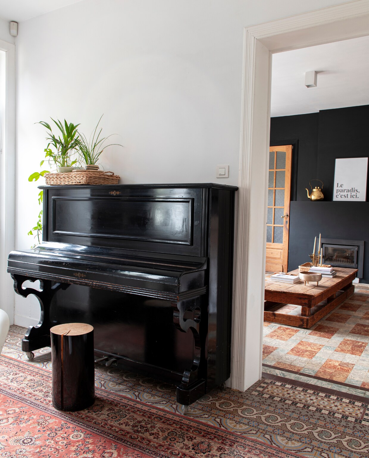 Piano en vloerkleed kringloopwinkel. Zwart gelakte boomstam Gervasoni. vtwonen 06-2023 | productie De Binnenkijkers | styling Jeske Weel | fotografie Caroline Coehorst