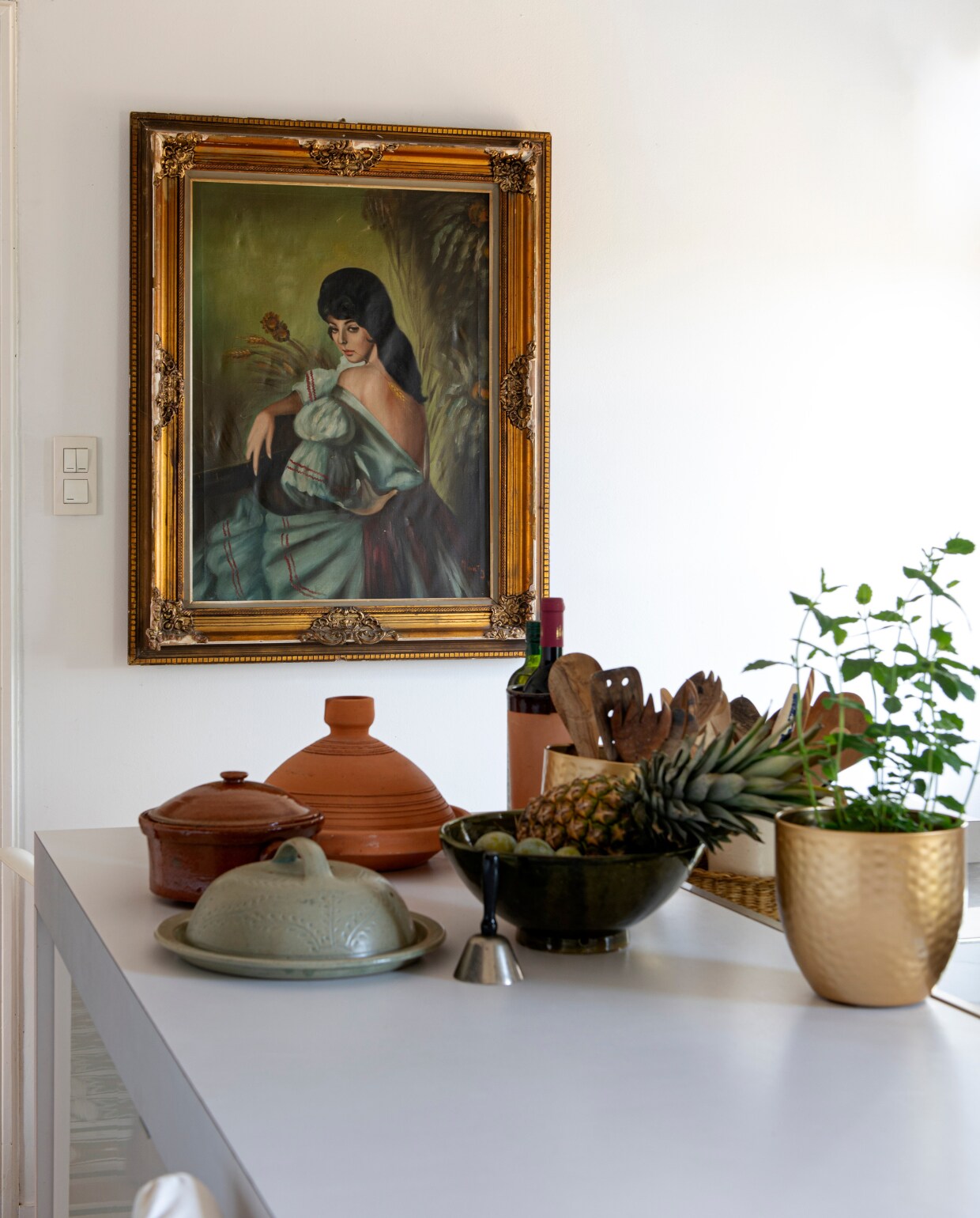 Koperen bloempotten Jysk. Schilderij en aardewerk kringloopwinkel. vtwonen 06-2023 | productie De Binnenkijkers | styling Jeske Weel | fotografie Caroline Coehorst