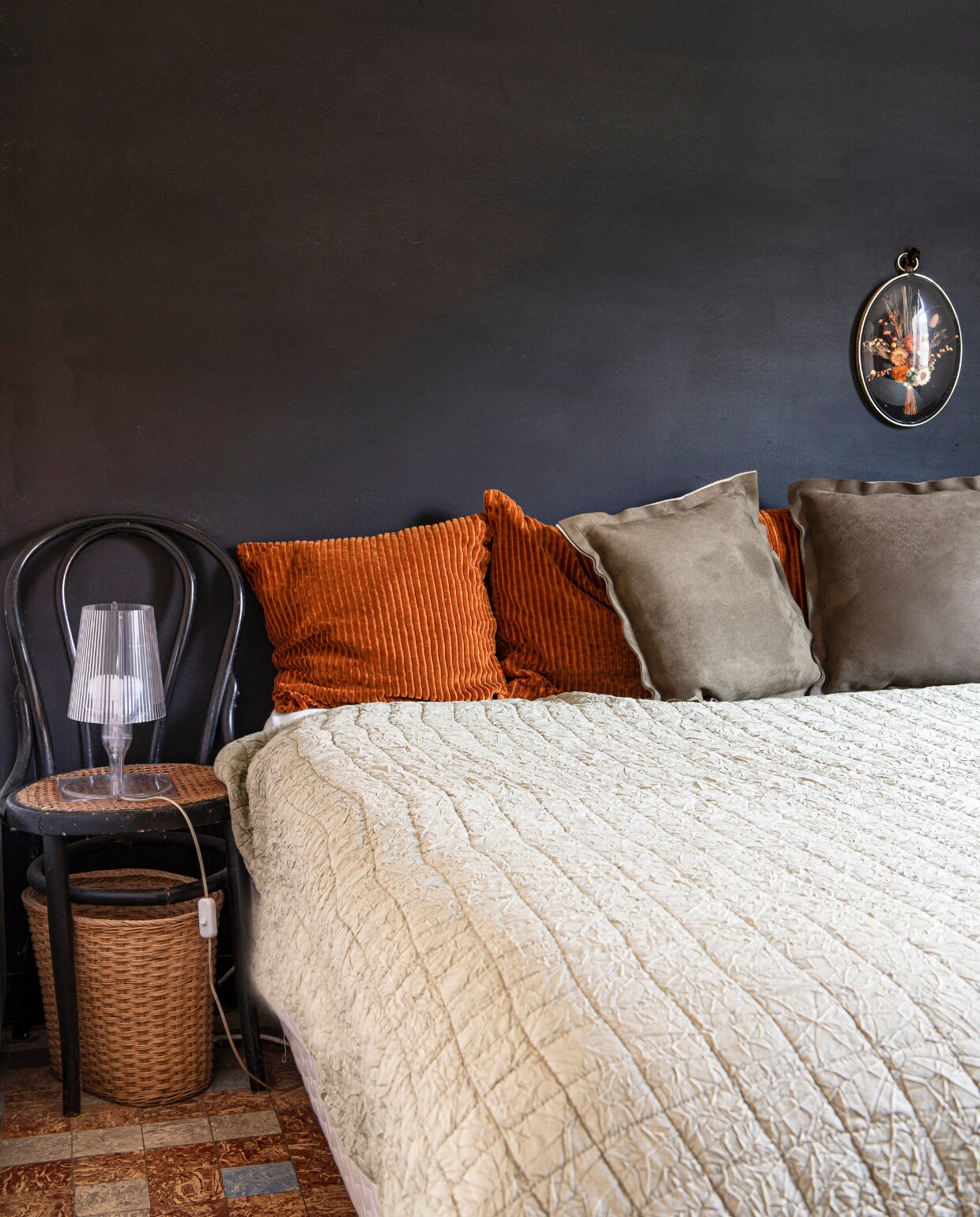 Kussens Hema en Jysk, bedsprei Jysk. Vintage stoel Thonet. Lampje Philippe Starck voor Kartell. Overig kringloopwinkel. Op de muur zit zwarte krijtverf. vtwonen 06-2023 | productie De Binnenkijkers | styling Jeske Weel | fotografie Caroline Coehorst