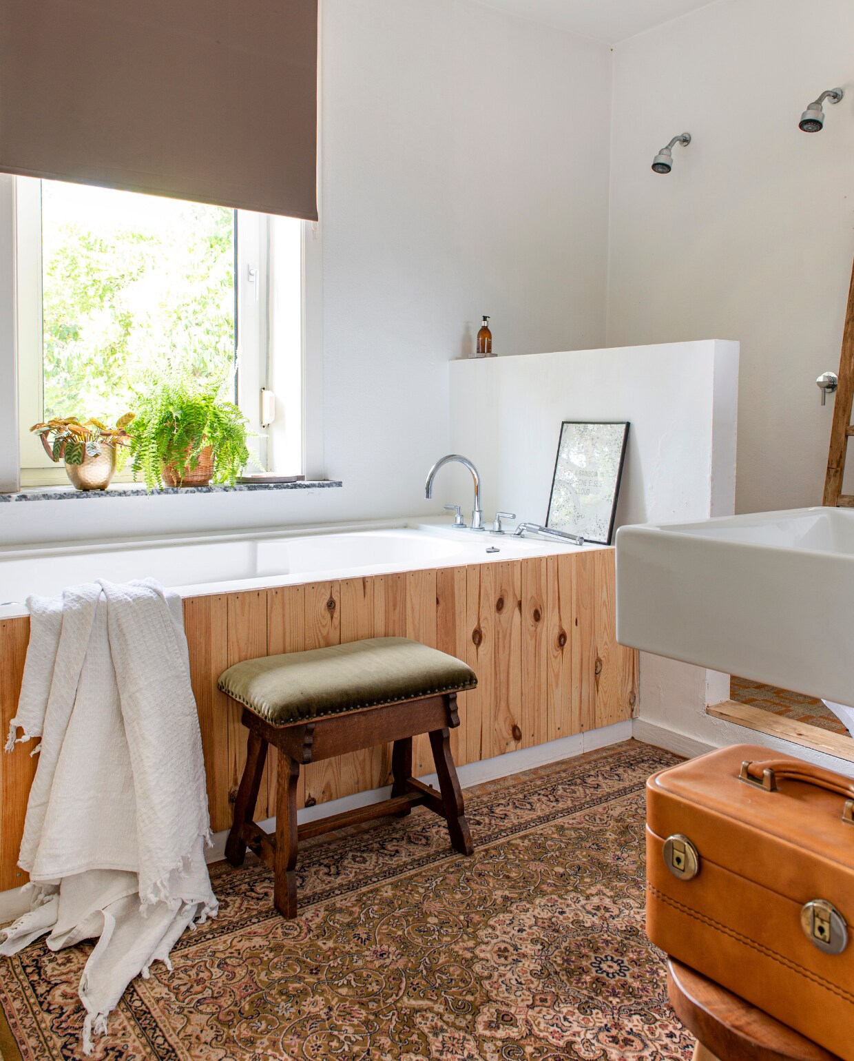 Kranen en douchekoppen Dornbracht. Hamamdoek Jysk. Bad zelf betimmerd met hout. Overig kringloopwinkel. vtwonen 06-2023 | productie De Binnenkijkers | styling Jeske Weel | fotografie Caroline Coehorst