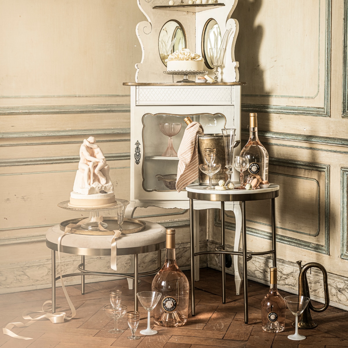 Hoekkast € 125,- (vandijkenko.nl). Marmeren bijzettafel € 129,-, poef op poten € 149,- (hm.com). Drankflessen Niraval vanaf € 19,95 (degoudenton.nl). Gouden dienblad Palace van Salt &amp; Pepper € 39,95 (vtwonen.be). Glazen met gouden rand, set van 4 klein € 20,- en groot € 45,-, martiniglas met witte voet, set van 4 € 40,-, blaasinstrument € 35,-, wijnkoeler € 20,-, klein taartplateau € 25,-, roze wijnglazen, set van 2 € 25,-, schaal met lepel in kast, 3-delige set € 85,- (harlequin-lisse.biz). Groot taartplateau € 22,99, servet met streep, set van 2 € 6,99, glazen rietjes, set van 6 € 15,99 (zarahome.com). Taart Pierrot op kast € 34,95 en overige taart en chocola (huizevanwely.nl). Glazen met ribbel v.a. € 21,59 (brechtmurreatelier.nl). Overig privébezit. vtwonen 10-2021 | styling Liza Wassenaar | fotografie Sjoerd Eickmans | bloemstyling Judith Slagter