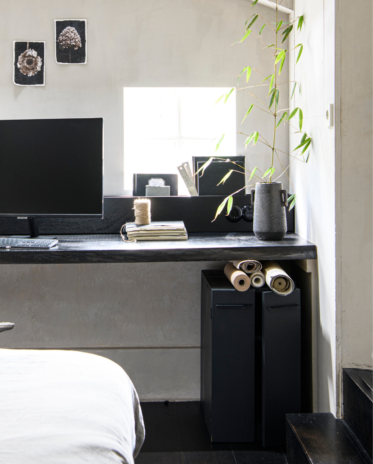 Linnen dekbedovertrek, 2persoons € 129,- (hm.com). Dutch Old Canvas met print formaat A5 vanaf € 6,95 (mo-ca.nl). Zwarte desktop monitor M7. 32 inch, 4K Smart Monitor vanaf € 399,- (samsung.com). Keyboard logitec (prive). Keramiek bruine vaas Bombay van Bepurehome € 29,95 (basiclabel.nl). Moleskine notities boeken en agenda’s, jutetouw op rol, en rollen behang (prive bezit), Rvs lineaal € 1,95 (dille-kamille). Kastjes met twee deuren en stalen greepjes, prijs op aanvraag (com-anders.nl). Styling Marit Saladini | Fotografie Louis Lemaire | Assistentie Rosa van Schie, Kiki de Koning | Uitvoering opbergbak Johan Snoodijk