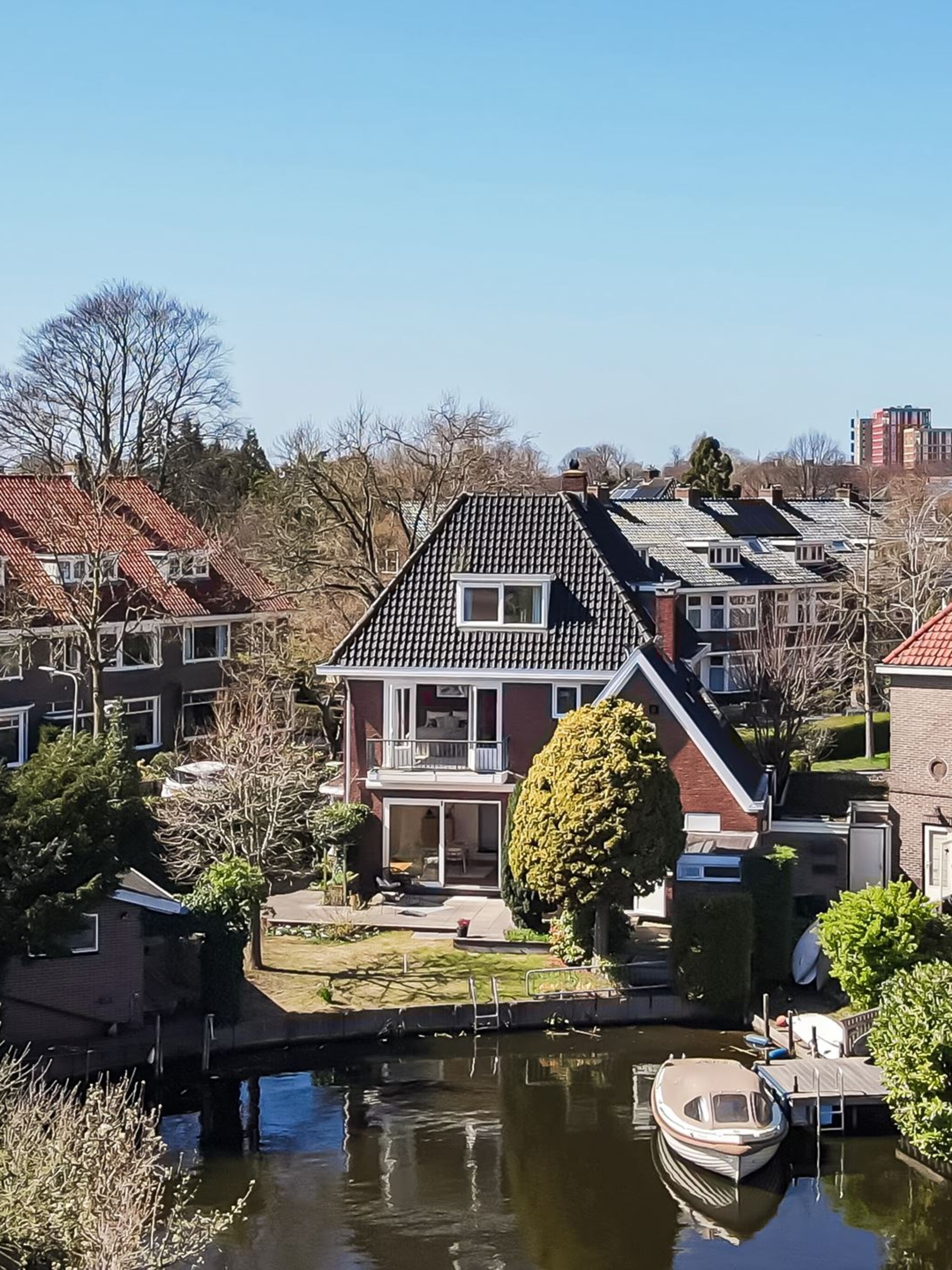 gespot stijlvol familiehuis aan vaarwater in heemstede