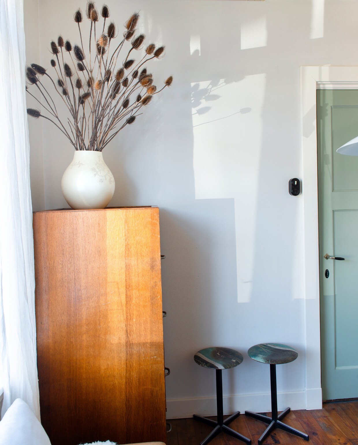 Archiefkast en krukken tweedehands. Vaas Jonsberg van Ikea. vtwonen special binnenkijken 03-2023 | productie De Binnenkijkers | styling Jeske Weel fotografie Caroline Coehorst