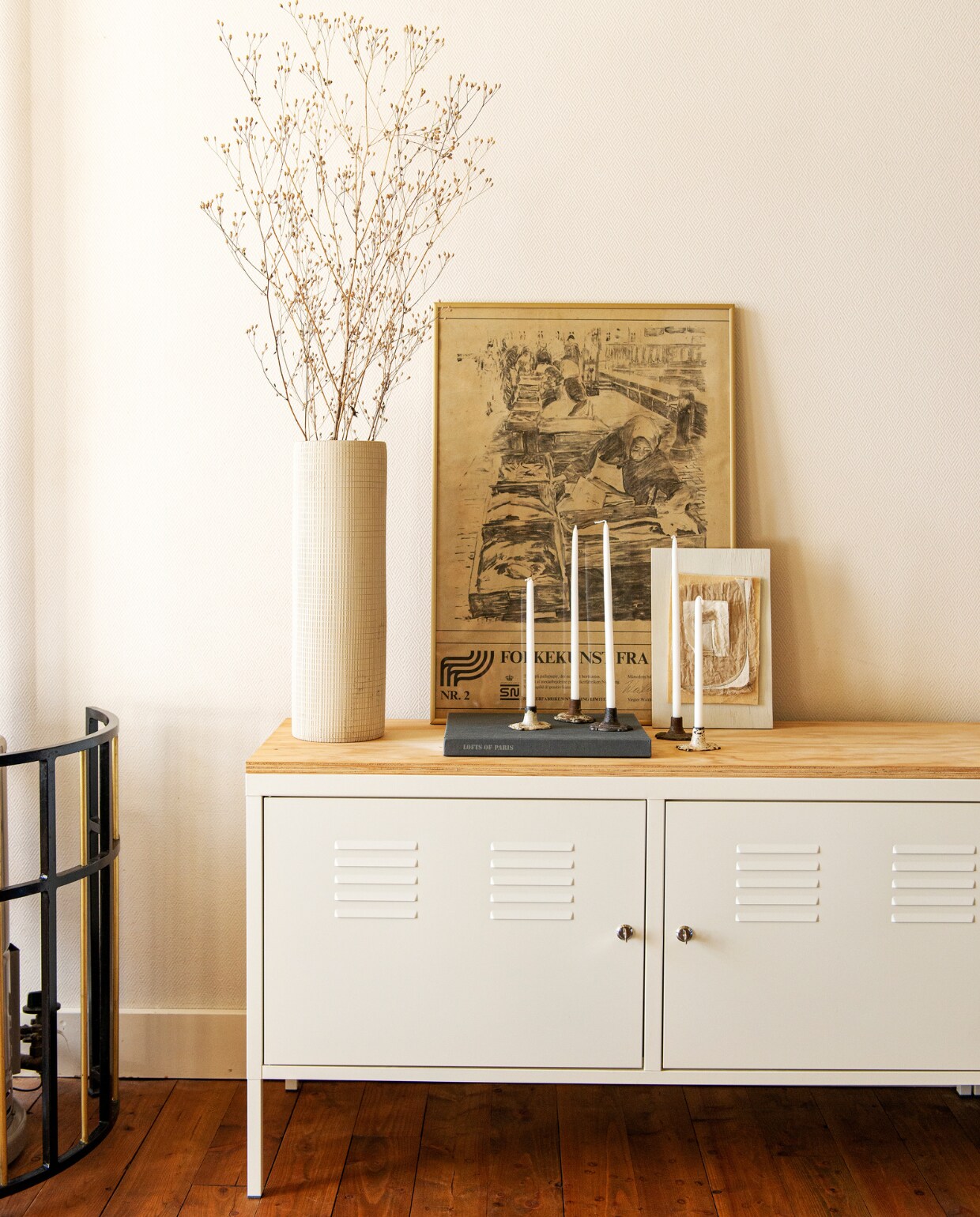 Kast PS van Ikea. Vaas en poster kringloop. Kunstwerk Mottainai van Studio Mooiz. Kandelaar gemaakt van antieke deurkrukken. vtwonen special binnenkijken 03-2023 | productie De Binnenkijkers | styling Jeske Weel fotografie Caroline Coehorst