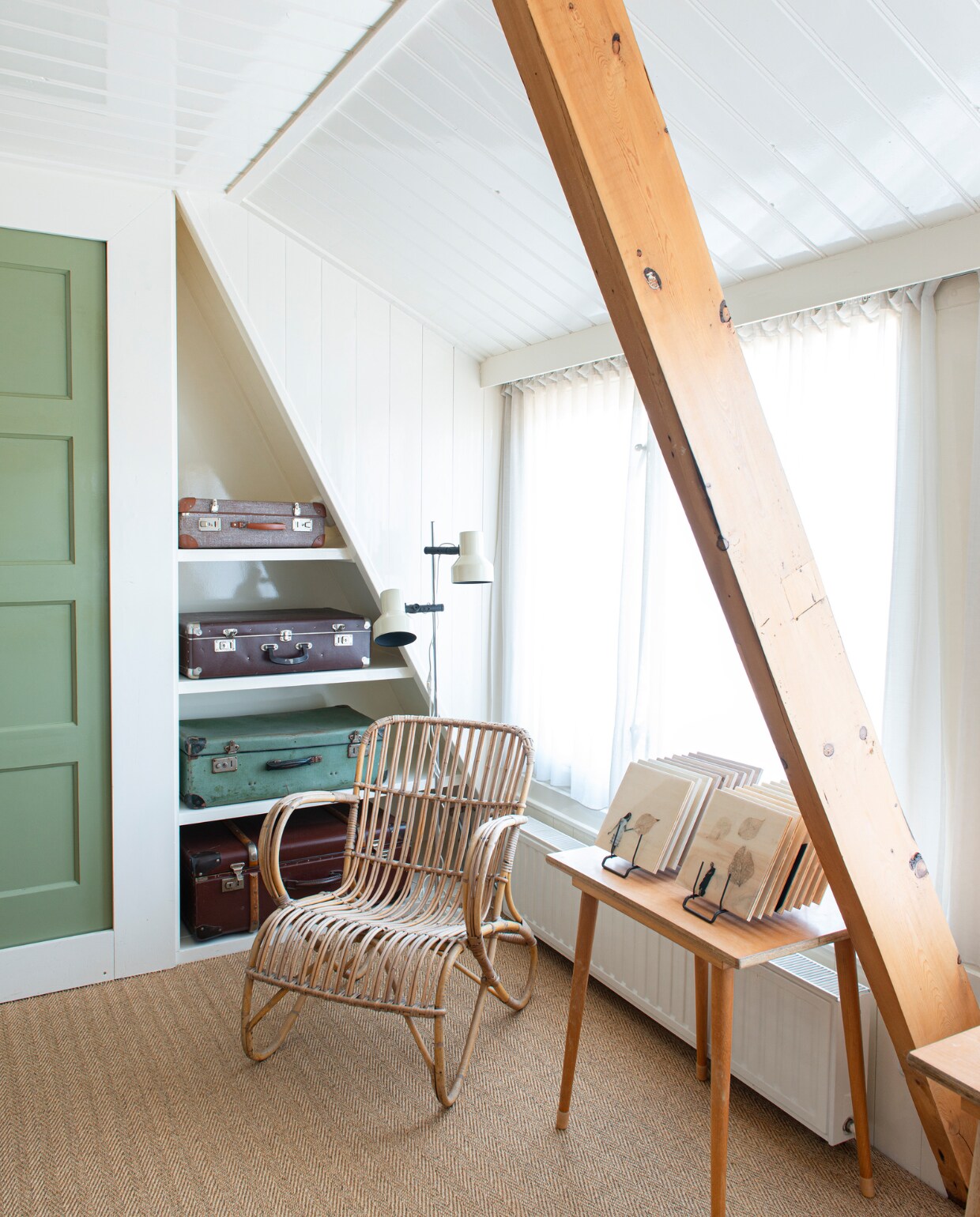 Koffers, tafel en lamp tweedehands. Rotanstoel van oma geweest. vtwonen special binnenkijken 03-2023 | productie De Binnenkijkers | styling Jeske Weel fotografie Caroline Coehorst