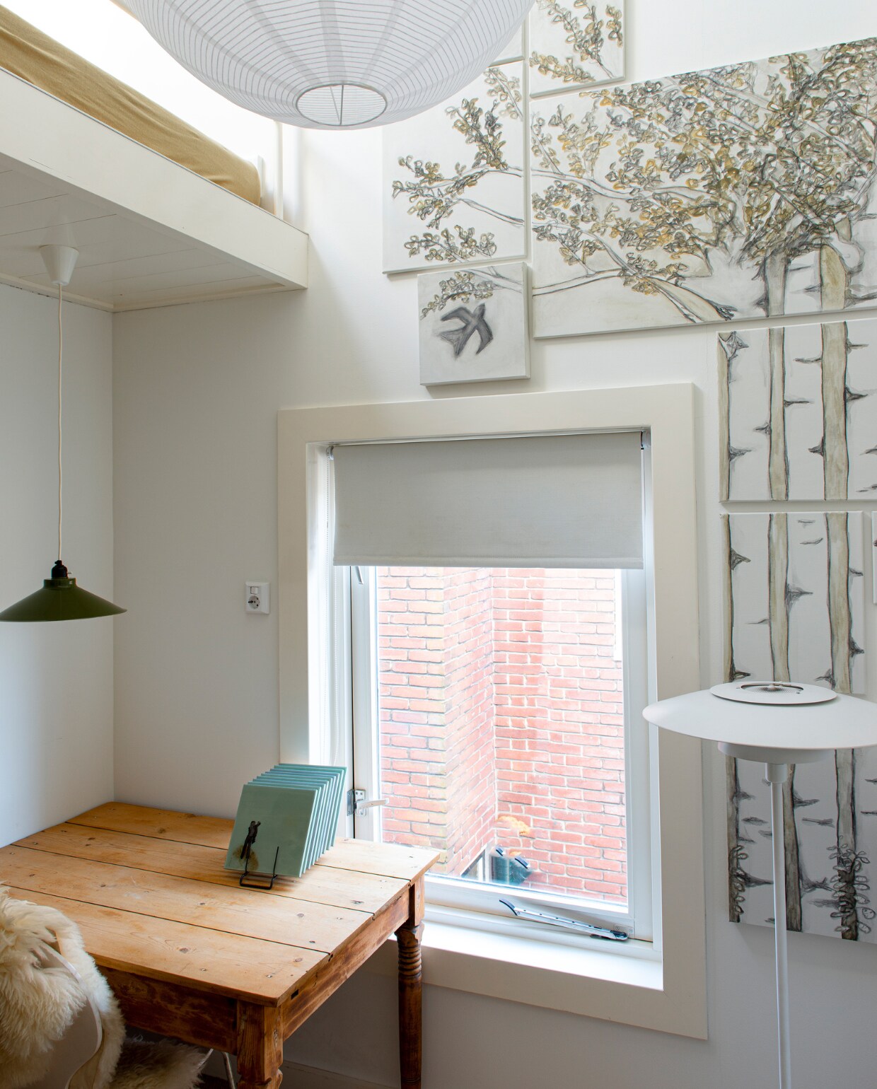Tafel, hanglamp en vloerlamp kringloop. Papieren hanglamp Ikea. Schilderij berkenbomen zelfgemaakt. vtwonen special binnenkijken 03-2023 | productie De Binnenkijkers | styling Jeske Weel fotografie Caroline Coehorst