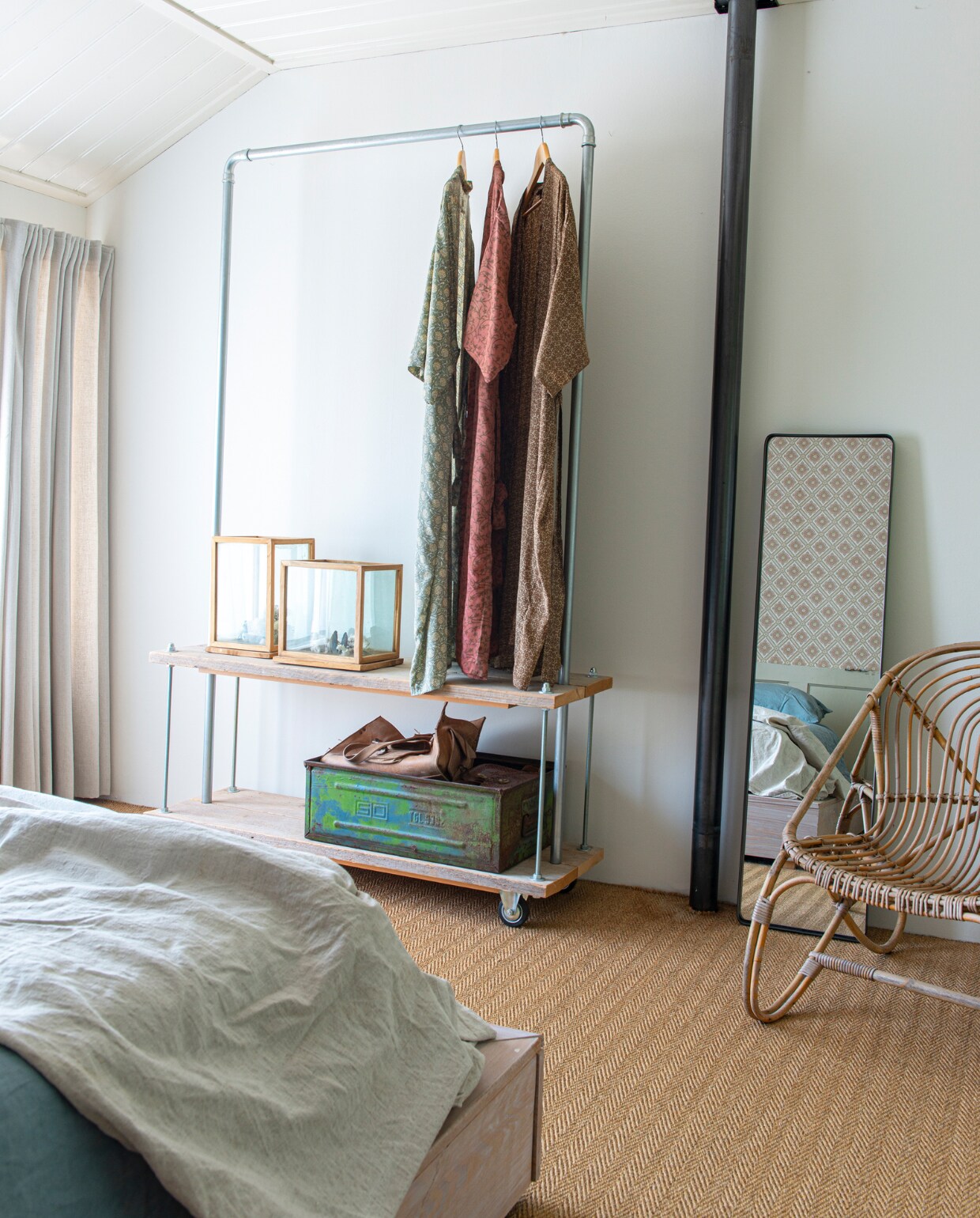Bed en kledingrek gemaakt door Rienekes vader. Gordijnen Kwantum. Vitrinekasten en spiegel Leen Bakker. Groene kist Baret Brocante. Rotanstoel van oma geweest. Kimono’s Strikkefeber. vtwonen special binnenkijken 03-2023 | productie De Binnenkijkers | styling Jeske Weel fotografie Caroline Coehorst
