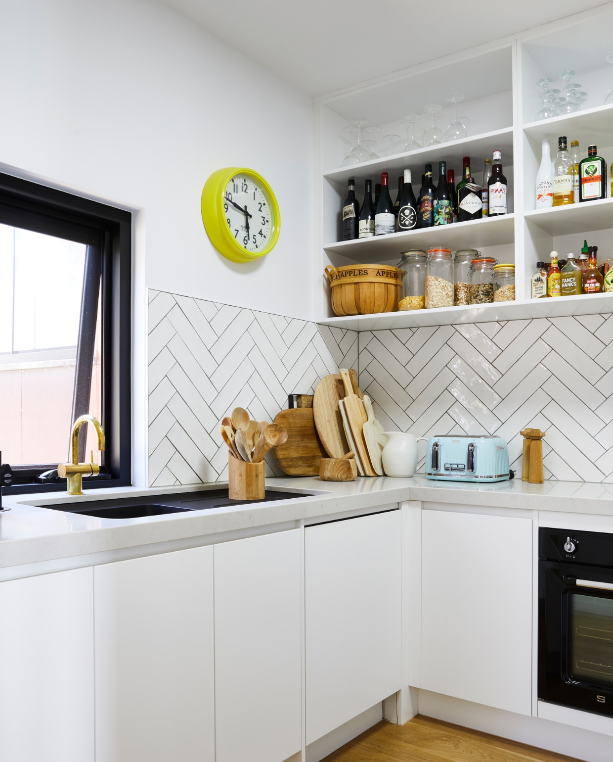 Keukenkasten geschilderd in White on White van Dulux. Kraan Reece. Gootsteen Franke. Handgemaakte wandtegels Masia Blanco van National Tiles. Oven Smeg. Overig onbekend. vtwonen special binnenkijken 07-2022 | productie Living Inside | styling Julia Green | fotografie Armelle Habib