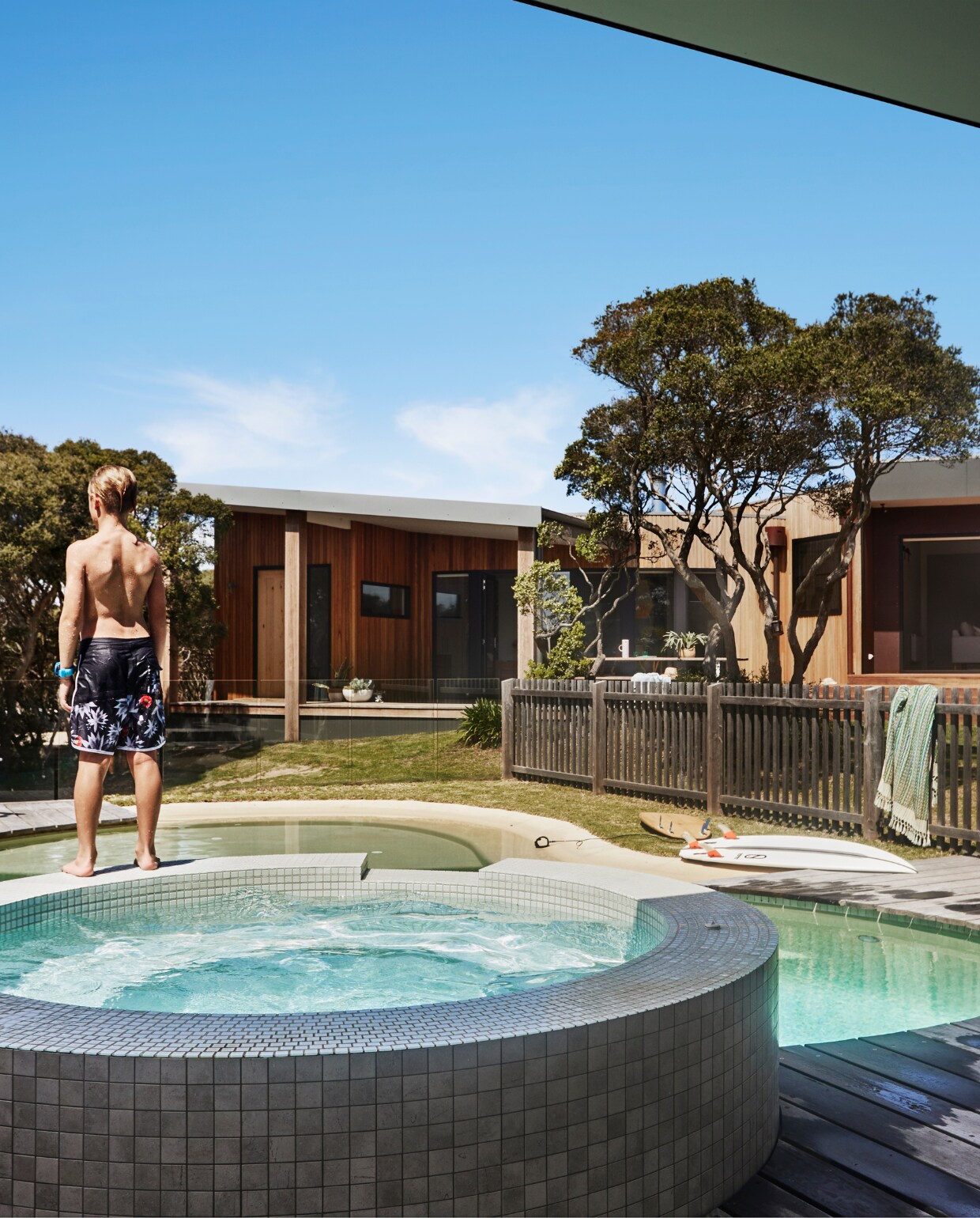 Zwembad en spa met bijpassend poolhouse. vtwonen special binnenkijken 07-2022 | productie Living Inside | styling Julia Green | fotografie Armelle Habib