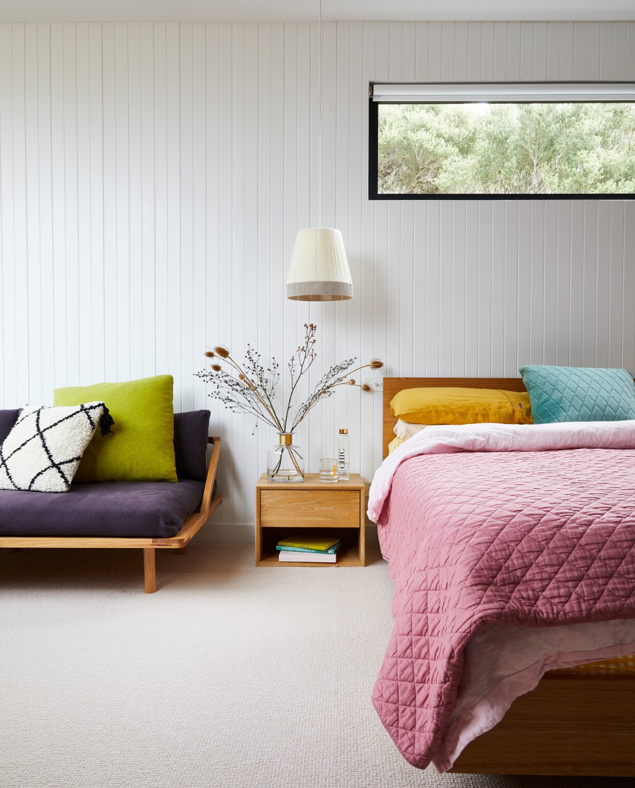 Bank, hanglamp en nachtkastje Pop and Scott. Beddengoed Kip and Co. Tapijt Carpet Court. Overig onbekend. vtwonen special binnenkijken 07-2022 | productie Living Inside | styling Julia Green | fotografie Armelle Habib