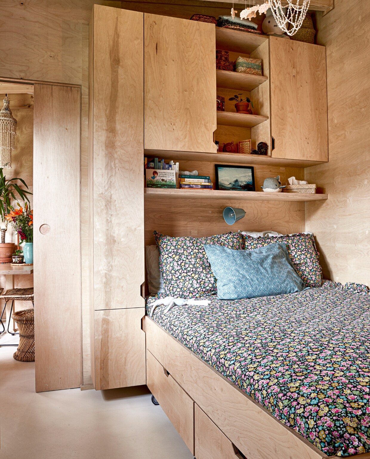 Kastenwand en bed zelfgemaakt. Beddengoed H&amp;M Home. Leeslamp Rietveld Licht &amp; Wonen. Kussen en groene offermand (tussen de kasten) souvenir uit Indonesië. vtwonen binnenkijken special tiny houses | styling Iris van der Meer | fotografie Peggy Janssen