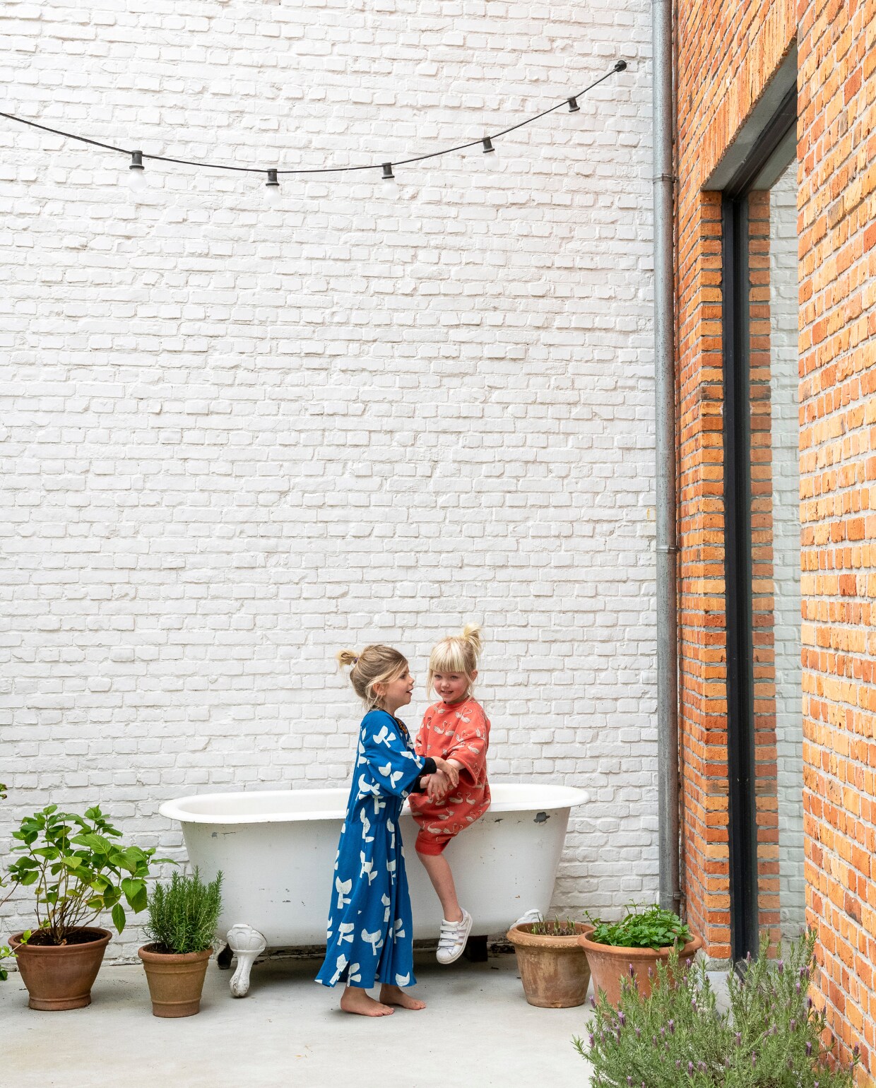 Badkuip vintage, potten tuincentrum, overig onbekend. vtwonen 06-2023 | styling &amp; fotografie Jonah Samyn