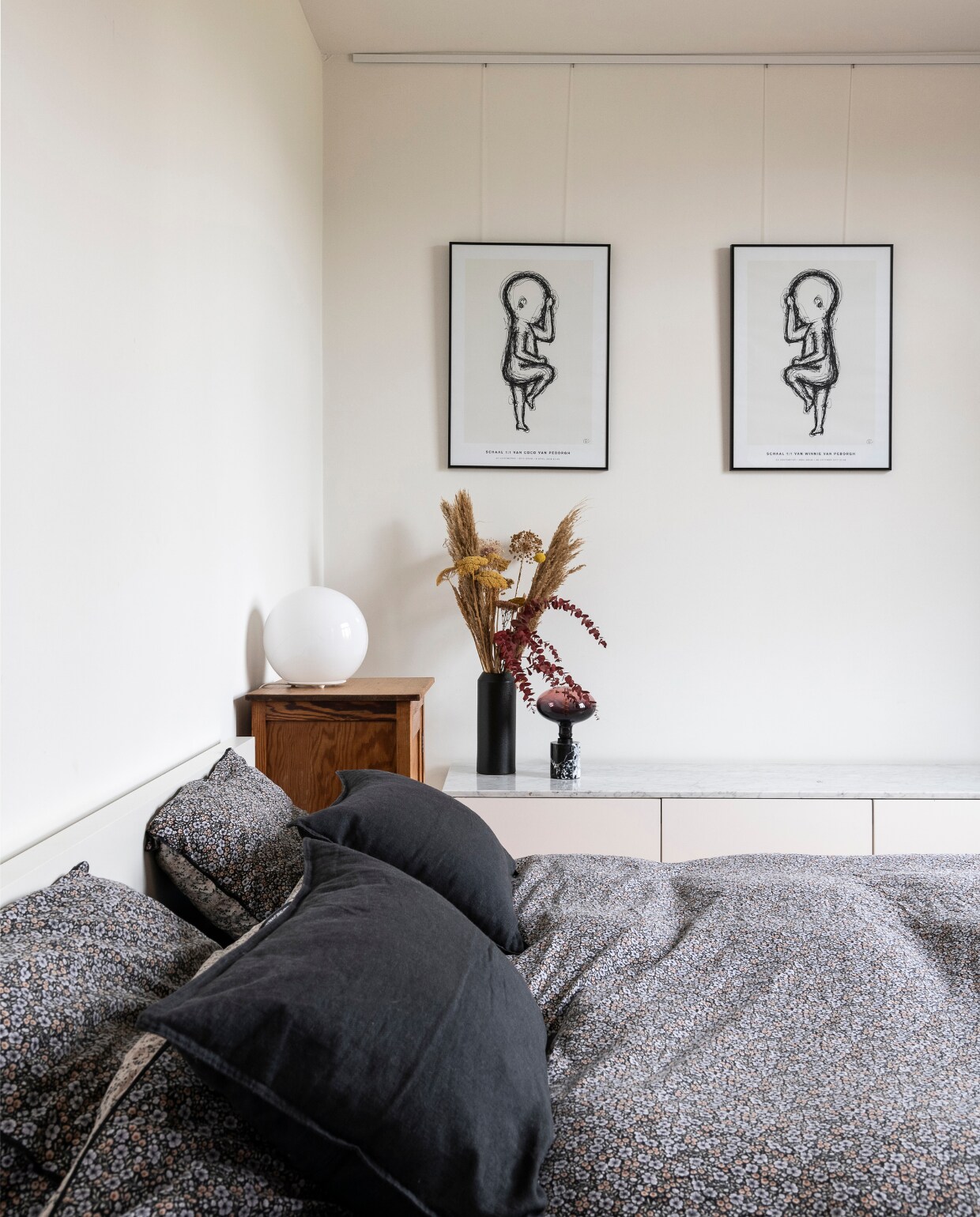 Bed, nachtlamp en lamp op dressoir Ikea. Beddengoed H&amp;M. Nachtkastje vintage, dressoir op maat gemaakt.Posters The Birth Poster. Vaas met droogbloemen Hema. Overig onbekend. vtwonen 06-2023 | styling &amp; fotografie Jonah Samyn