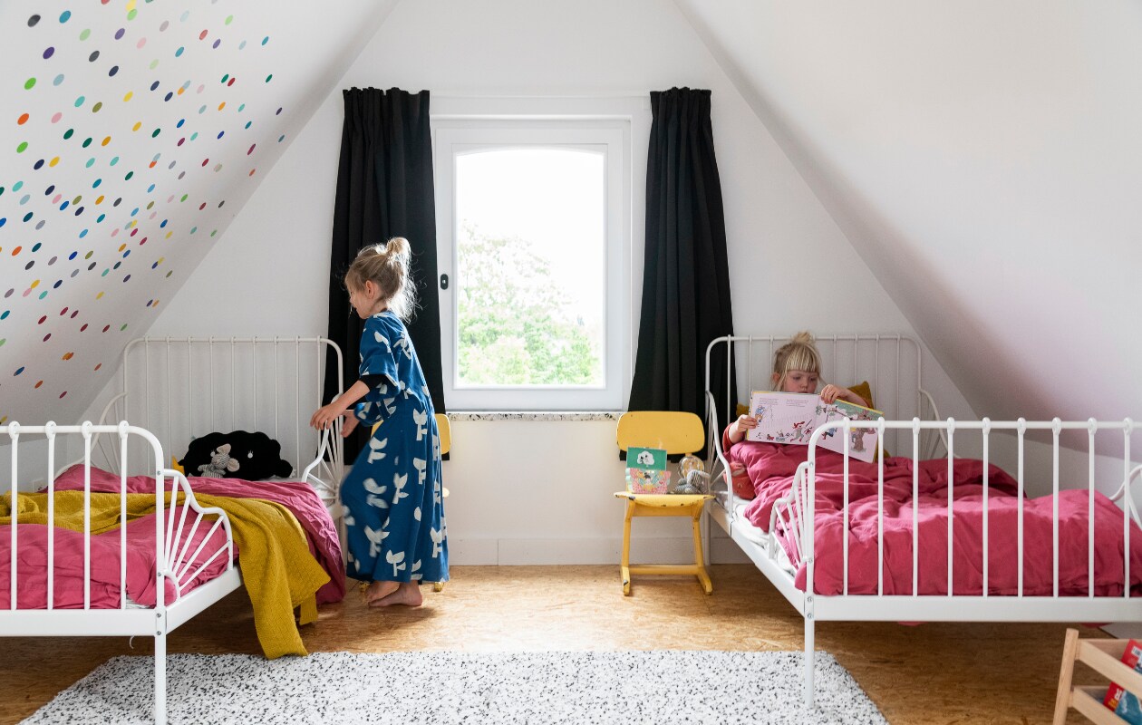 Bedden, bedlinnen, gordijnen en vloerkleed Ikea, stoelen kringloopwinkel, muurstickers Pöm Le Bonhomme. Overig onbekend. vtwonen 06-2023 | styling &amp; fotografie Jonah Samyn