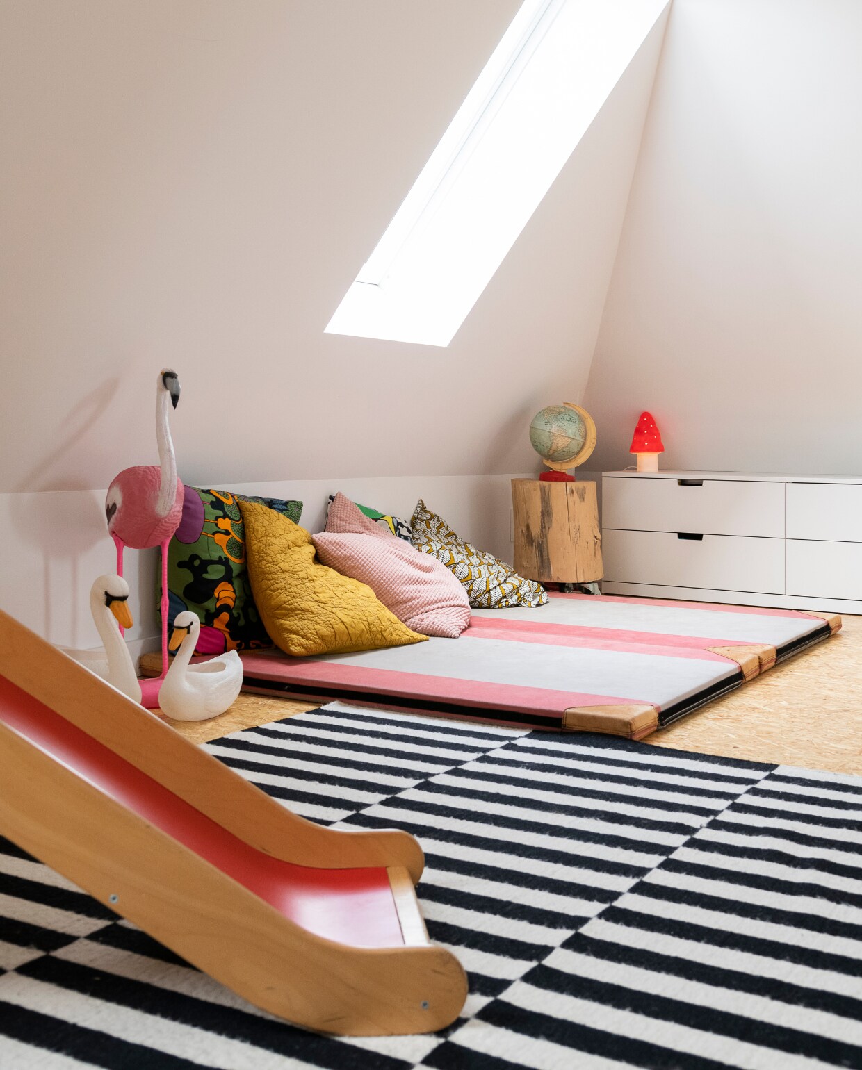Glijbaan, vloerkleed en kussens Ikea, speelmatten 2dehands, kussens Sissy-Boy, paddenstoellamp Heico, wereldbol kringloopwinkel. Kast Nordli van Ikea. Overig onbekend. vtwonen 06-2023 | styling &amp; fotografie Jonah Samyn