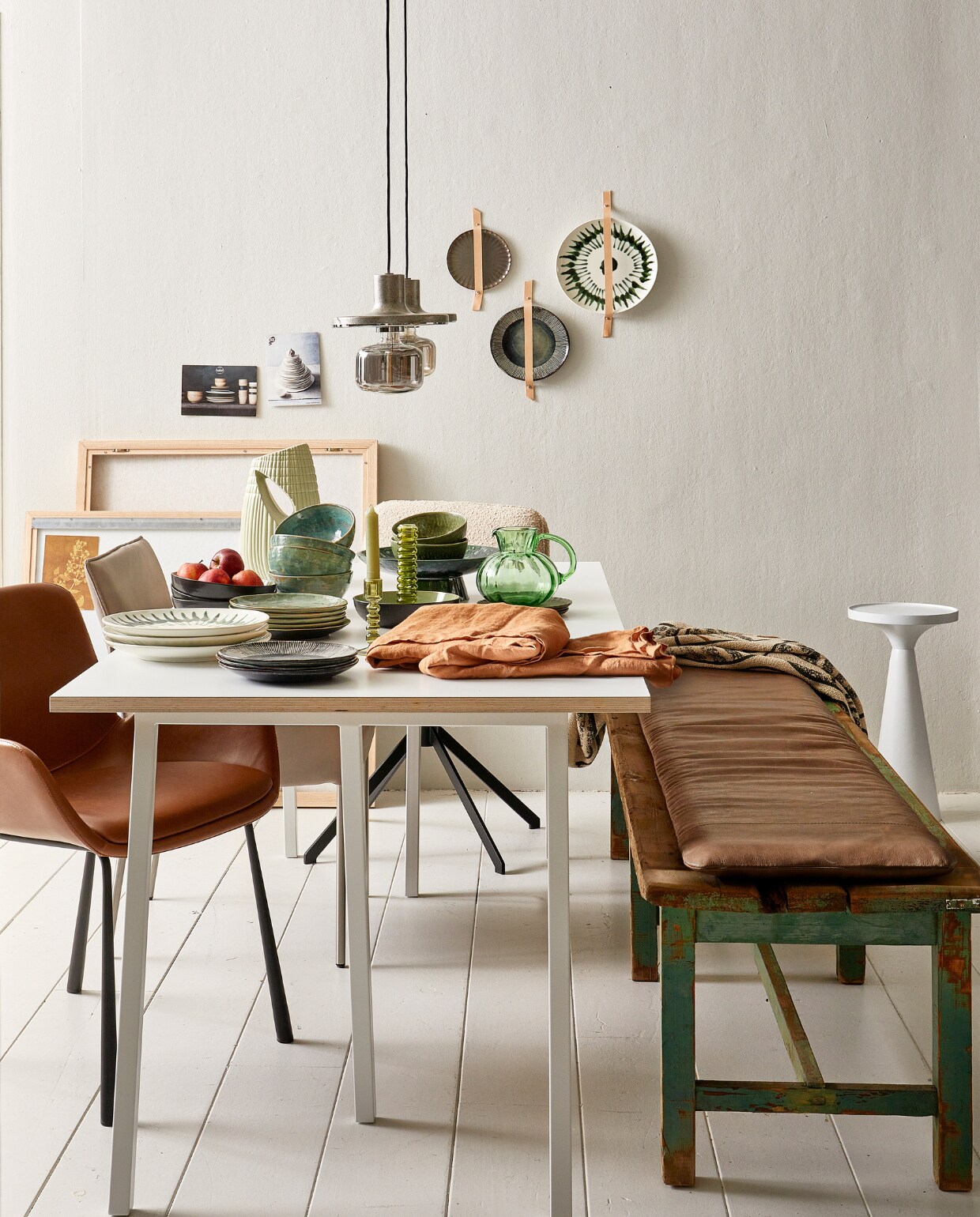 Tafel Loop Stand van Hay, 180×87,5×180 cm (bxl) € 769,-, servies van voor naar achter: bord met gestreepte rand, 21,5 cm (Ø) per 4 € 35,80 (ook aan de wand), witte borden met groene streep, 28 cm (Ø), per stuk € 26,95 (ook aan de wand), zeegroen bord, 20,5 cm (Ø), per stuk € 17,60, diep bord met appels, 30 cm (Ø), per stuk € 17,30, zeegroene kom, 16 cm (Ø), per stuk € 18,10, donkergroen bordje met geschulpte rand, 18 cm (Ø), per stuk € 19,75 (ook aan de wand), linnen tafelkleed Gracie van Broste Copenhagen, 160×300 cm € 76,99, plaid op bank, 130×160 cm € 21,65 (vtwonen.nl). Groene schaal op voet, 30 cm (Ø) € 79,95, erop groene kom, 16 cm (Ø), per 2 € 23,95, groene glazen kan, 16×15 cm (Øxh) € 34,95, glazen kandelaar vanaf € 17,95, geribbelde vaas 32 cm (h) € 59,95 (hkliving). Leren kussen, 40×180 cm € 329,- (nahka.nl). Hanglamp Skye, 20 cm (Ø), per stuk € 75,-, stoel Tyler op kruispoot € 379,- (zuiver.com). Houten bankje € 75,- (vandijkenko.nl). Foto’s privébezit. vtwonen 05-2022 | Styling Fietje Bruijn | Fotografie Dennis Brandsma