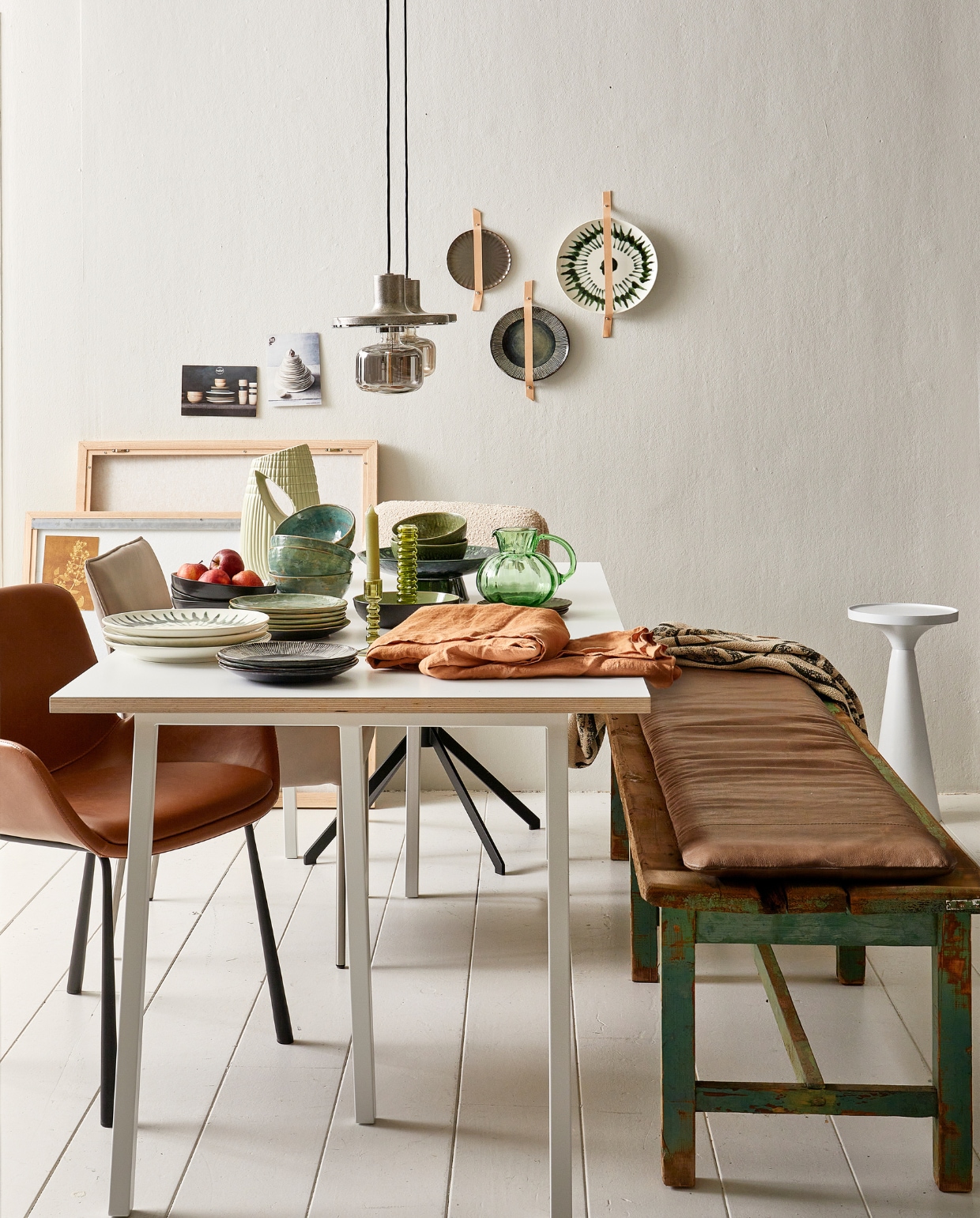 Tafel Loop Stand van Hay, 180×87,5×180 cm (bxl) € 769,-, servies van voor naar achter: bord met gestreepte rand, 21,5 cm (Ø) per 4 € 35,80 (ook aan de wand), witte borden met groene streep, 28 cm (Ø), per stuk € 26,95 (ook aan de wand), zeegroen bord, 20,5 cm (Ø), per stuk € 17,60, diep bord met appels, 30 cm (Ø), per stuk € 17,30, zeegroene kom, 16 cm (Ø), per stuk € 18,10, donkergroen bordje met geschulpte rand, 18 cm (Ø), per stuk € 19,75 (ook aan de wand), linnen tafelkleed Gracie van Broste Copenhagen, 160×300 cm € 76,99, plaid op bank, 130×160 cm € 21,65 (vtwonen.nl). Groene schaal op voet, 30 cm (Ø) € 79,95, erop groene kom, 16 cm (Ø), per 2 € 23,95, groene glazen kan, 16×15 cm (Øxh) € 34,95, glazen kandelaar vanaf € 17,95, geribbelde vaas 32 cm (h) € 59,95 (hkliving). Leren kussen, 40×180 cm € 329,- (nahka.nl). Hanglamp Skye, 20 cm (Ø), per stuk € 75,-, stoel Tyler op kruispoot € 379,- (zuiver.com). Houten bankje € 75,- (vandijkenko.nl). Foto’s privébezit. vtwonen 05-2022 | styling Fietje Bruijn | fotografie Dennis Brandsma