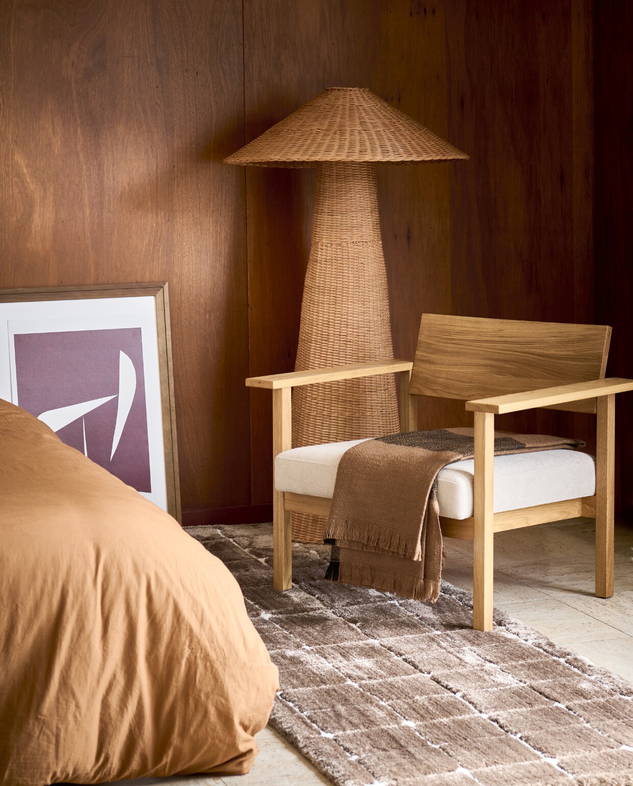 Vloerkleed Blocks in Warm brown, polyester en jute, 80x240 cm (loperformaat). Ook verkrijgbaar in Warm white. M.m.v. studiohenk.nl (fauteuil), vtwonen.be/shop (vloerlamp van Ferm Living, plaid van Ferm Living), hm.com (dekbedovertrek), theposterclub.com (poster). Overig privébezit. vtwonen 06-2023 | productie Tanja Saarberg | styling Sanne Ketelaar | fotografie Sjoerd Eickmans | assistentie Evans van der Sluis