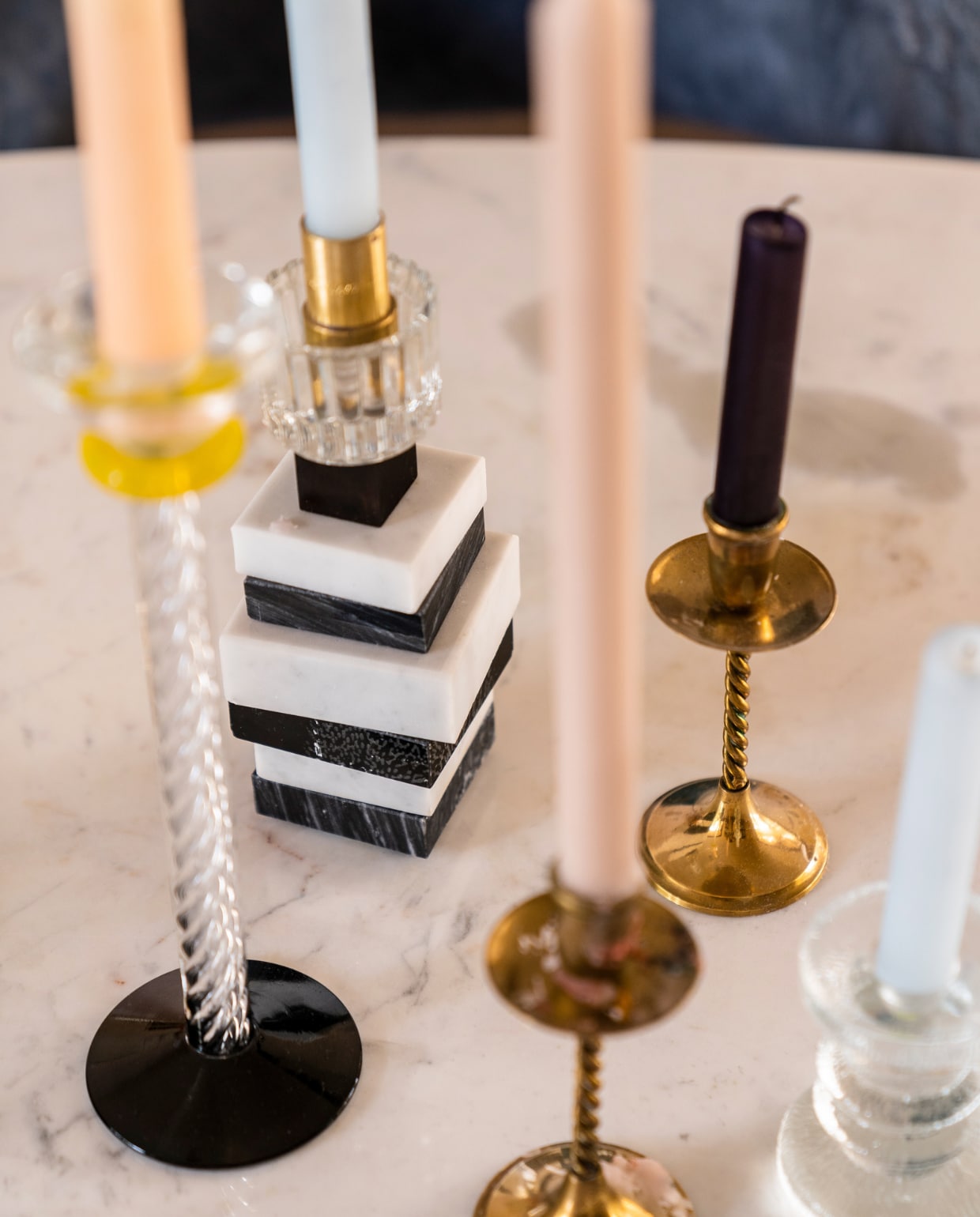 Kandelaren Kosta Boda, @hildamadeitwithcare, tweedehands en Pukeberg via Sprinkelhop. vtwonen special binnenkijken 03-2023 | productie CocoFeatures | fotografie Muk van Lil