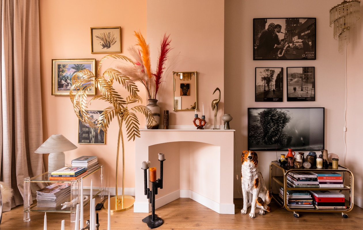 Verfkleur links E0.15.75 van Flexa, rechts RAL9010 en schouw E4.07.82 van Flexa. Schemerlamp, palmlamp, hanglamp, bijzettafels, vazen, spiegel, kraanvogel en hond Sprinkelhop. Lamp op schouw Fungo van Massimo Vignelli voor Venini tweedehands. Vloerkandelaar graublau.nl. Keramieken kandelaar Fatlava van Vallauris Fortune Flea. Televisie Samsung. Overig onbekend. vtwonen special binnenkijken 03-2023 | productie CocoFeatures | fotografie Muk van Lil
