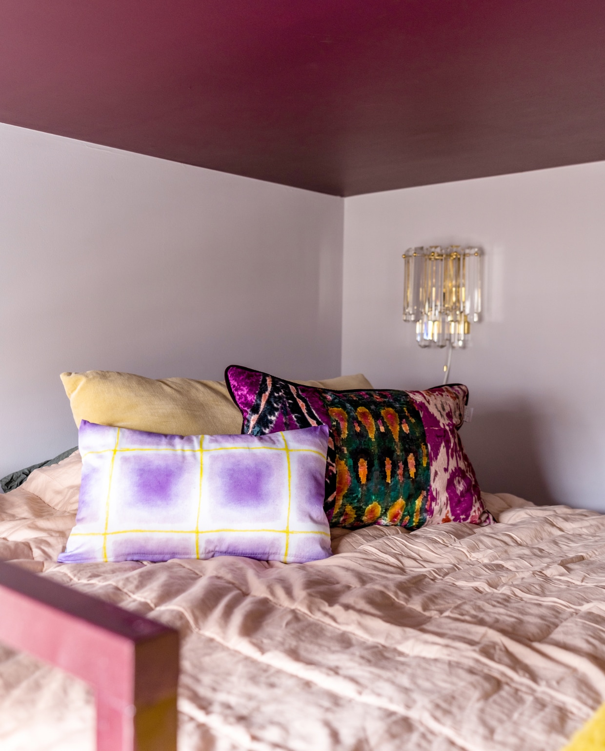 Kalmar-wandlamp Sprinkelhop. Sprei Crisp Sheets. Paars kussen Gradient Check van Kraess x Dnnk, printkussen Dames van Rusticus. vtwonen special binnenkijken 03-2023 | productie CocoFeatures | fotografie Muk van Lil